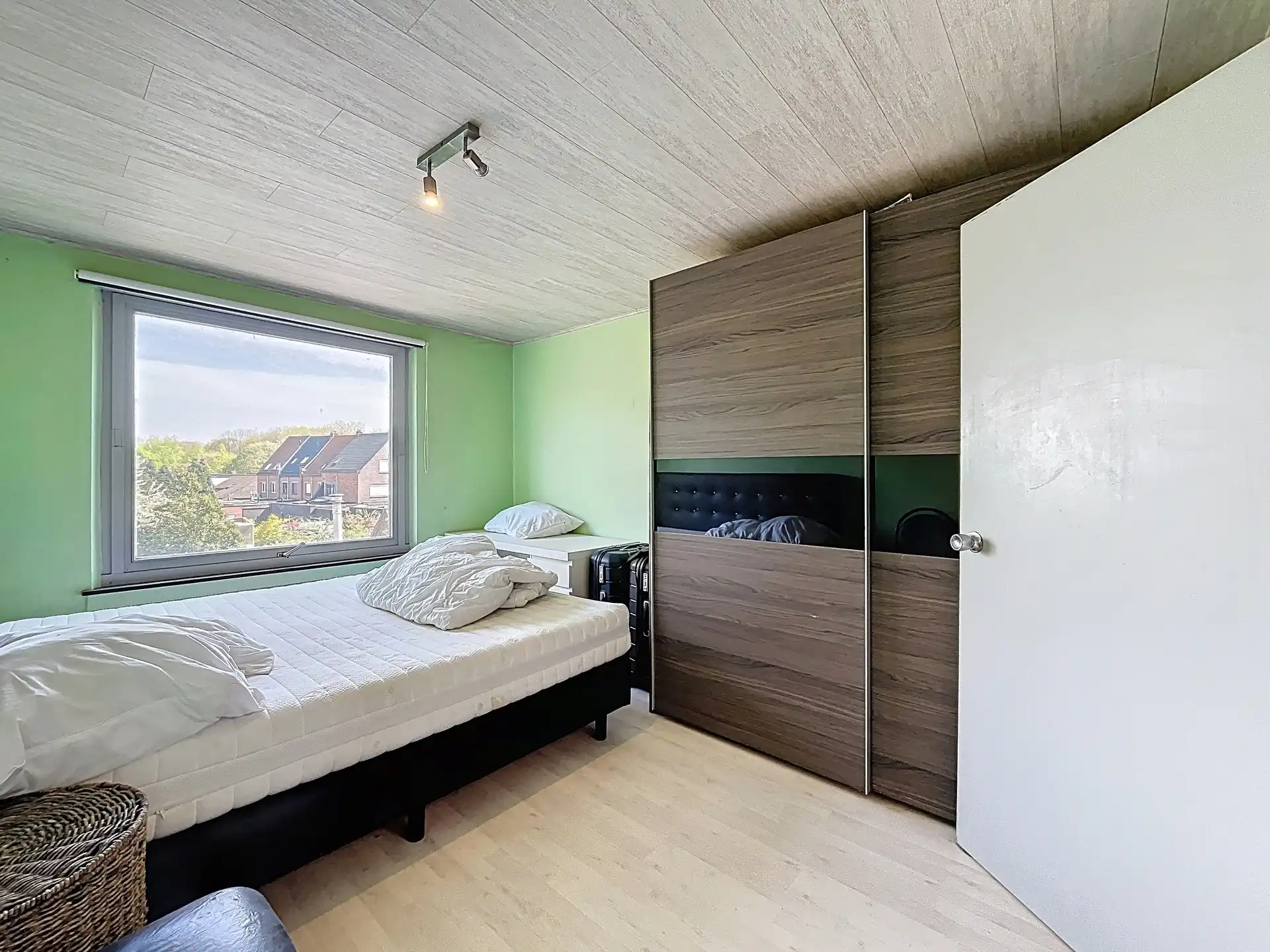 Ruime woning met 4 slaapkamers en garage gelegen in gunstige omgeving te Zwijndrecht! foto 13