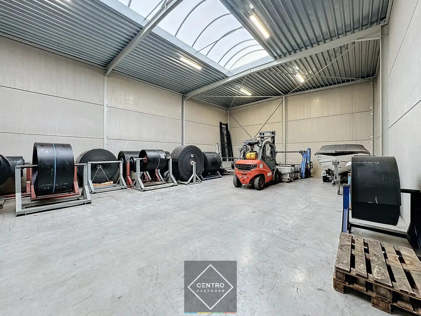 NB MAGAZIJN / OPSLAGRUIMTE (292m²) TE HUUR met volledige overspanning en hoge sectionaalpoort. Parkings voor de deur. foto 4