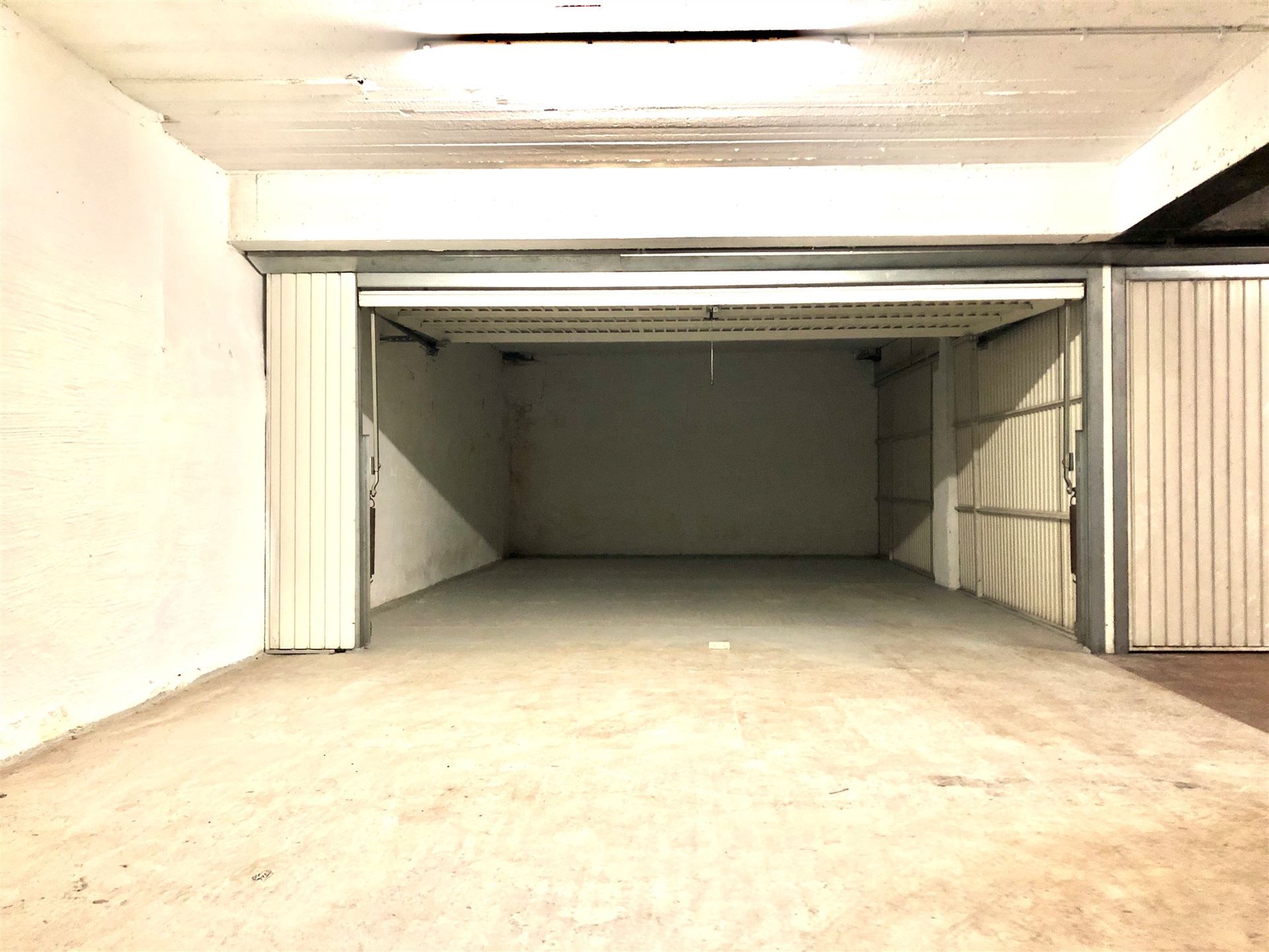 Zeer gunstig gelegen, ruime garagebox te koop helemaal in het centrum van de bruisende stad Mortsel. foto {{pictureIndex}}