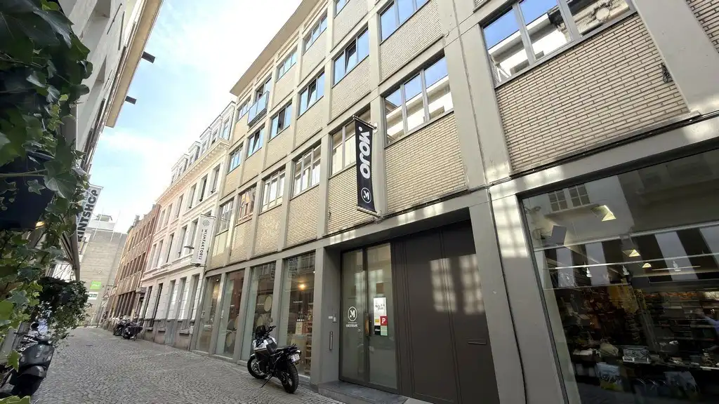 Instapklare kantoorruimte te huur in hartje Antwerpen foto {{pictureIndex}}