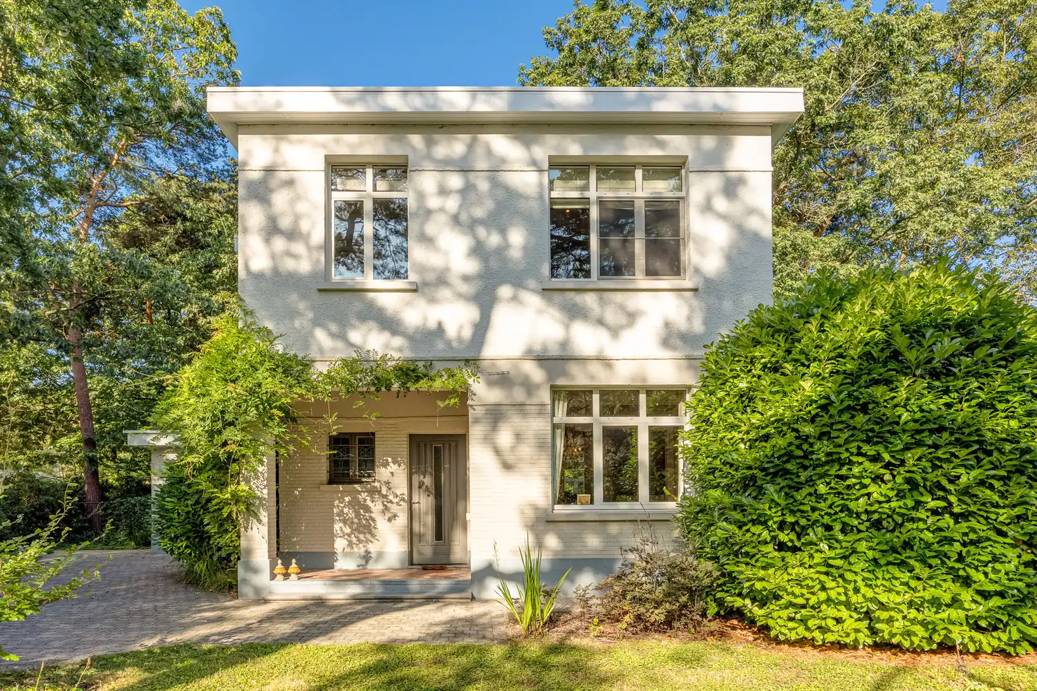 Instapklare en karaktervolle villa op toplocatie, gelegen op een ruim perceel van +-2450m², omgeven door rust, privacy en groen foto 4