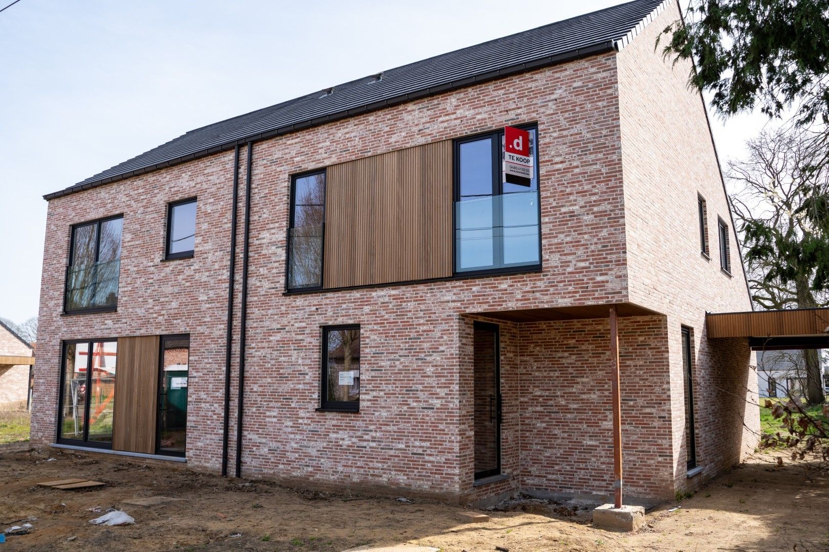 Energiezuinige halfopen bebouwing met zuid gerichte tuin foto {{pictureIndex}}