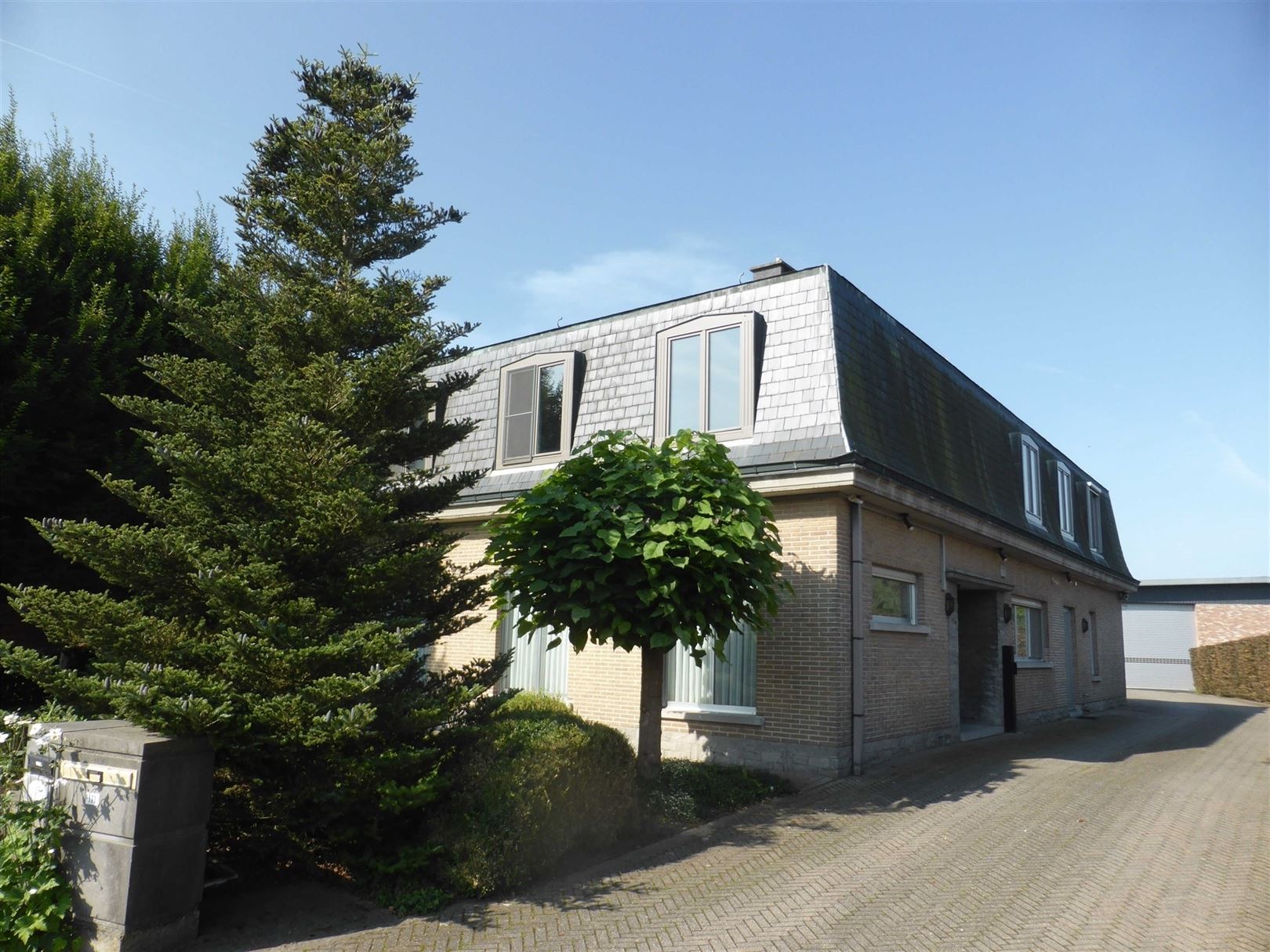 Woning met kantoren en magazijn van 1500m² foto 2