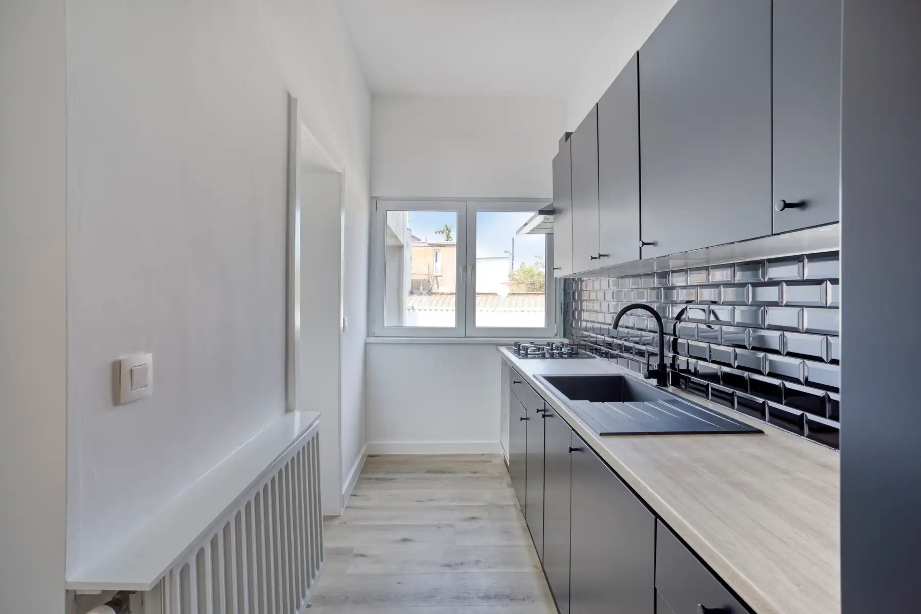 Totaal gerenoveerd, instapklaar appartement foto 7