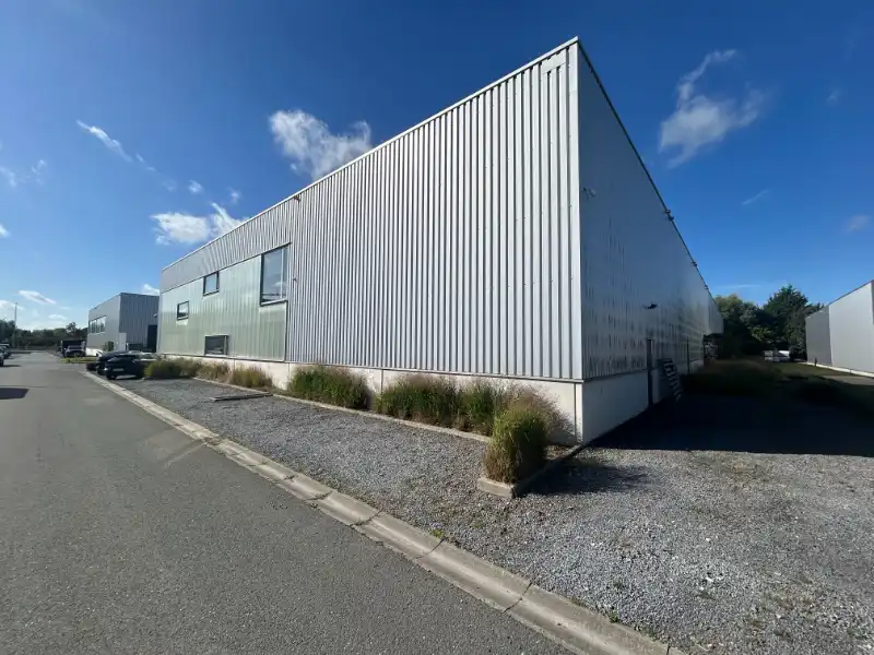 Moderne KMO-unit met 299 m² kantoren en 324 m² magazijn – nabij R4 foto 19