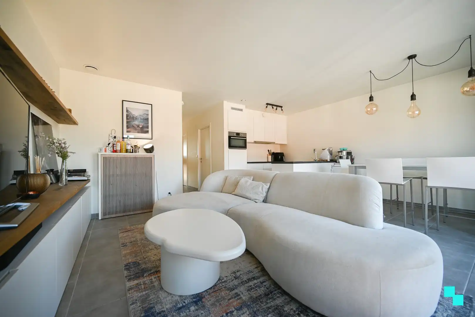 Instapklaar appartement met divers maatmeubilair te Izegem (Emelgem) foto {{pictureIndex}}