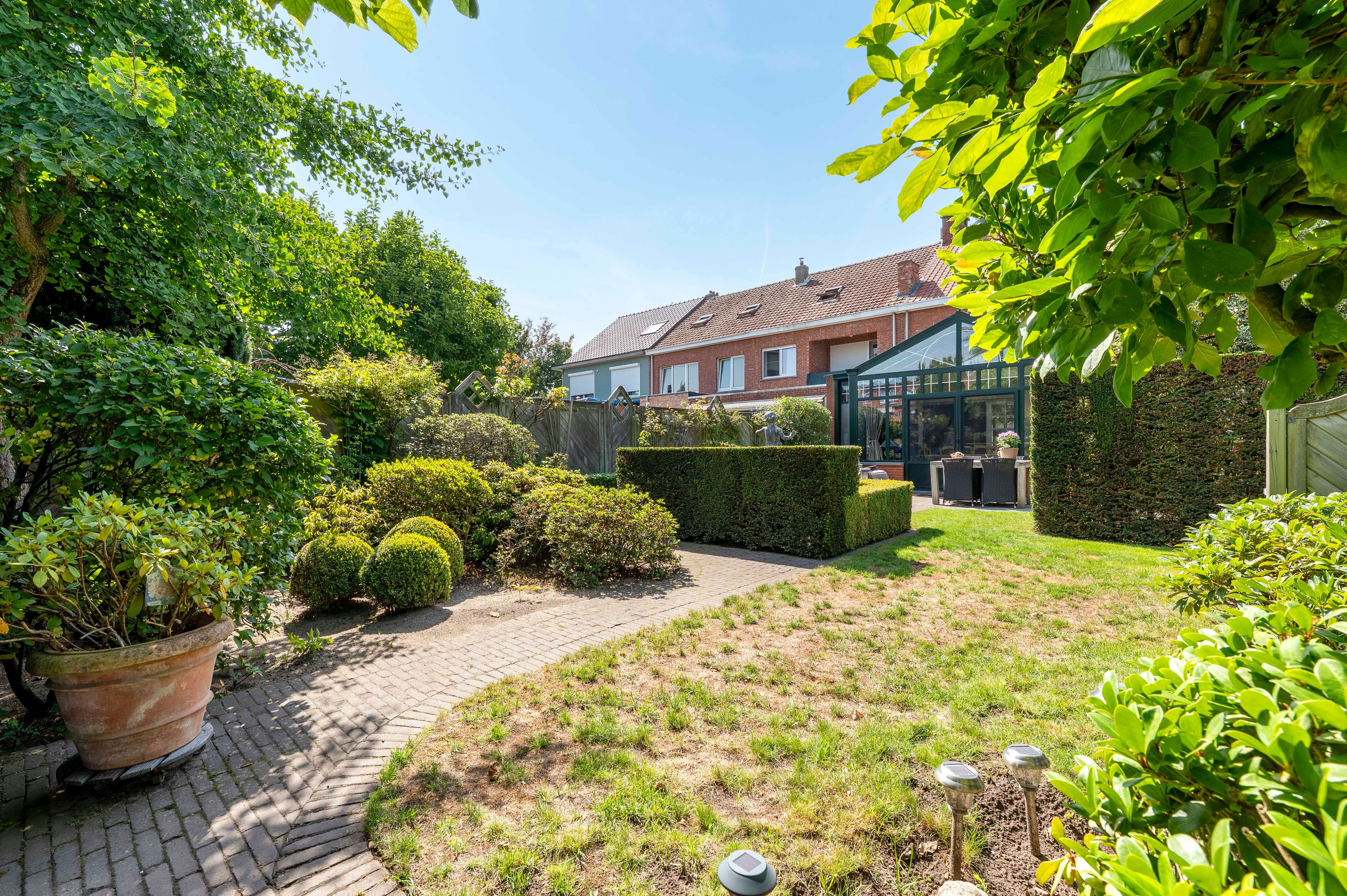 Instapklare gezinswoning met prachtige tuin en veranda in hartje Ekeren foto 13