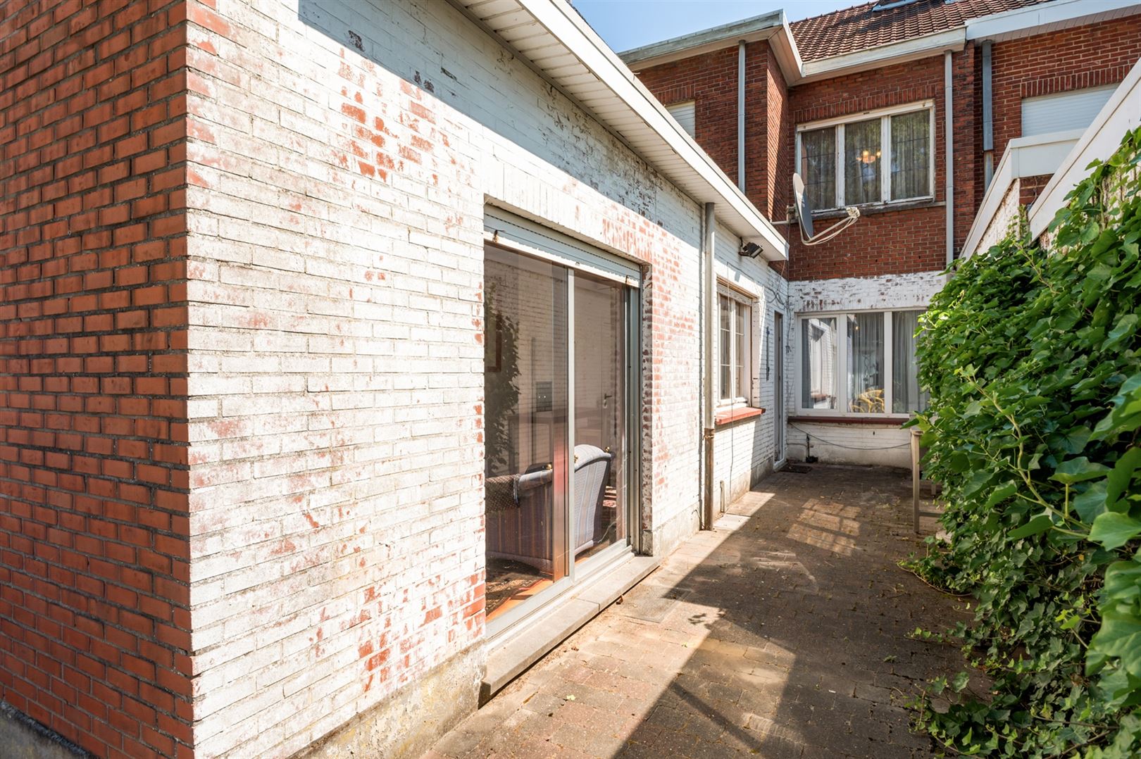 Ruime te renoveren woning in het gegeerde Ekeren-Donk. foto 4