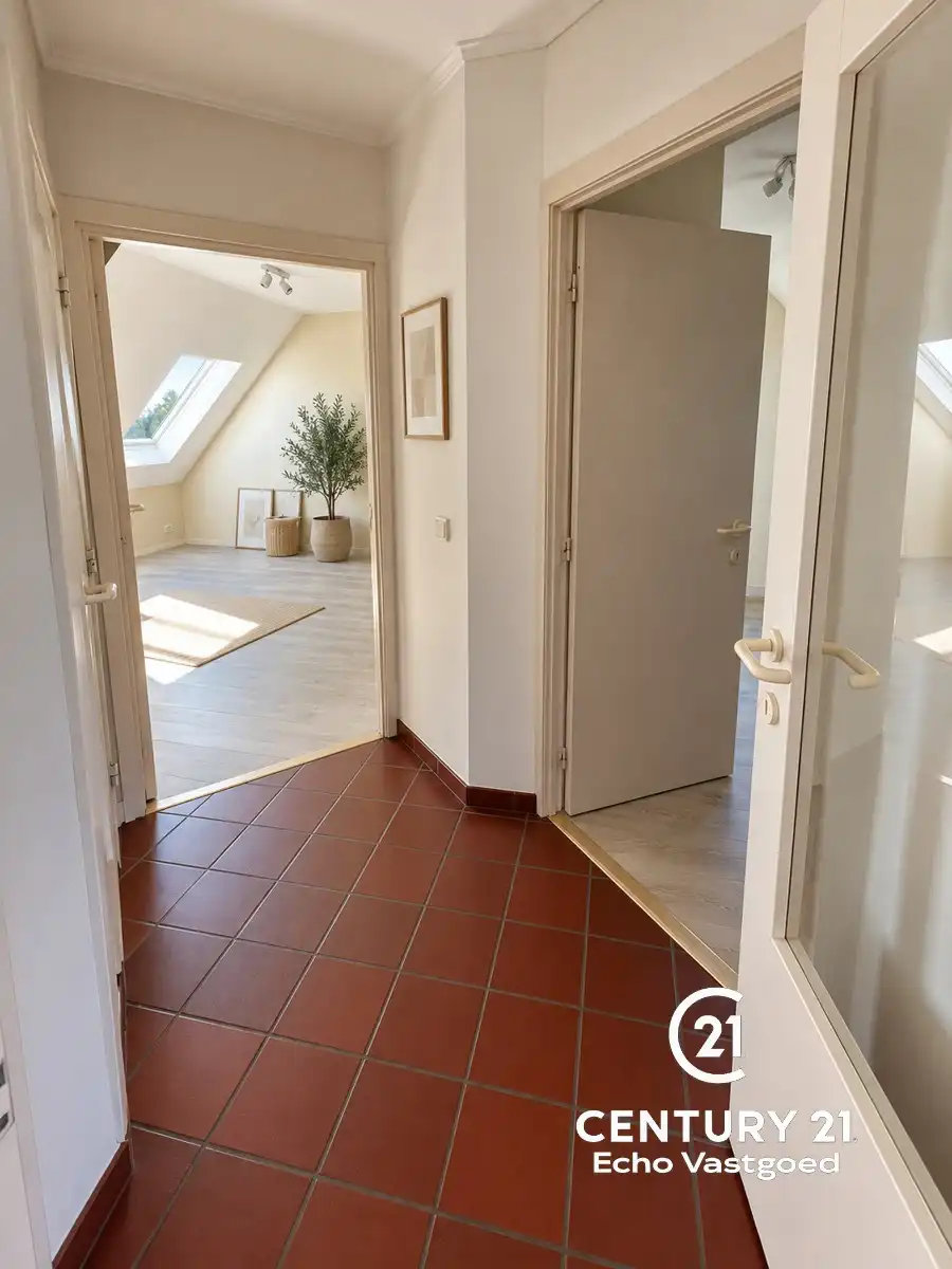 Uniek gelegen, onderhouden 2 slaapk. appartement met balkon foto 10