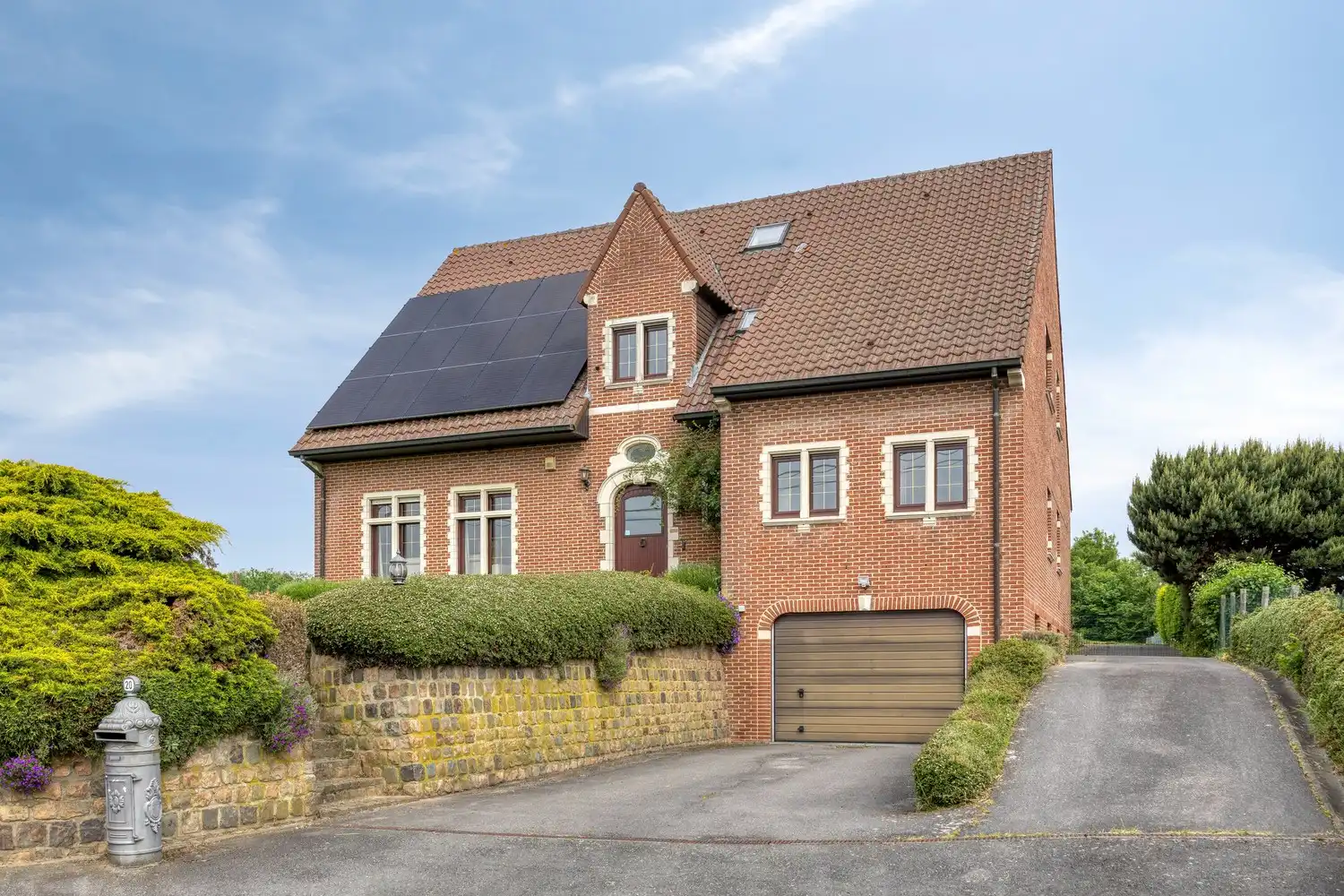 Statige en uitzonderlijk ruime woning op prachtig perceel met uniek groen uitzicht foto 2