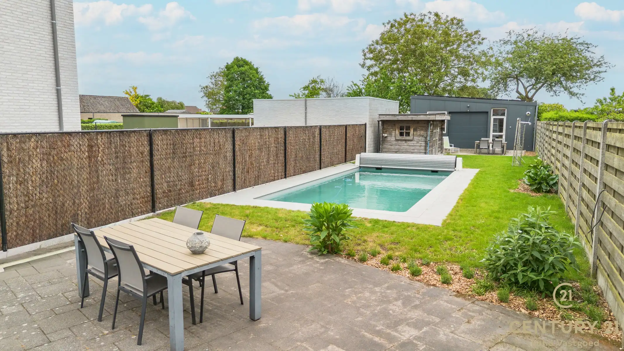 Verrassend ruime, onderhouden woning met zwembad en bijhuis. foto 13
