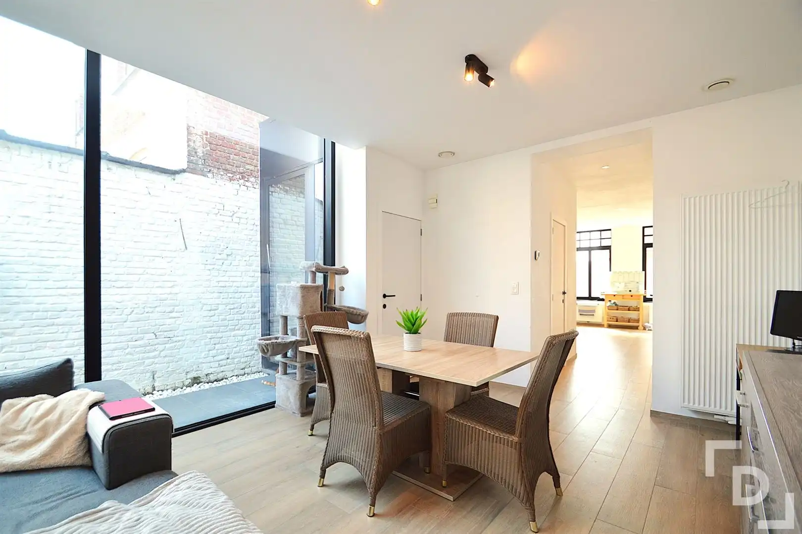 Volledig gerenoveerde, karaktervolle woning met tuin in Ieperse stadscentrum foto 7