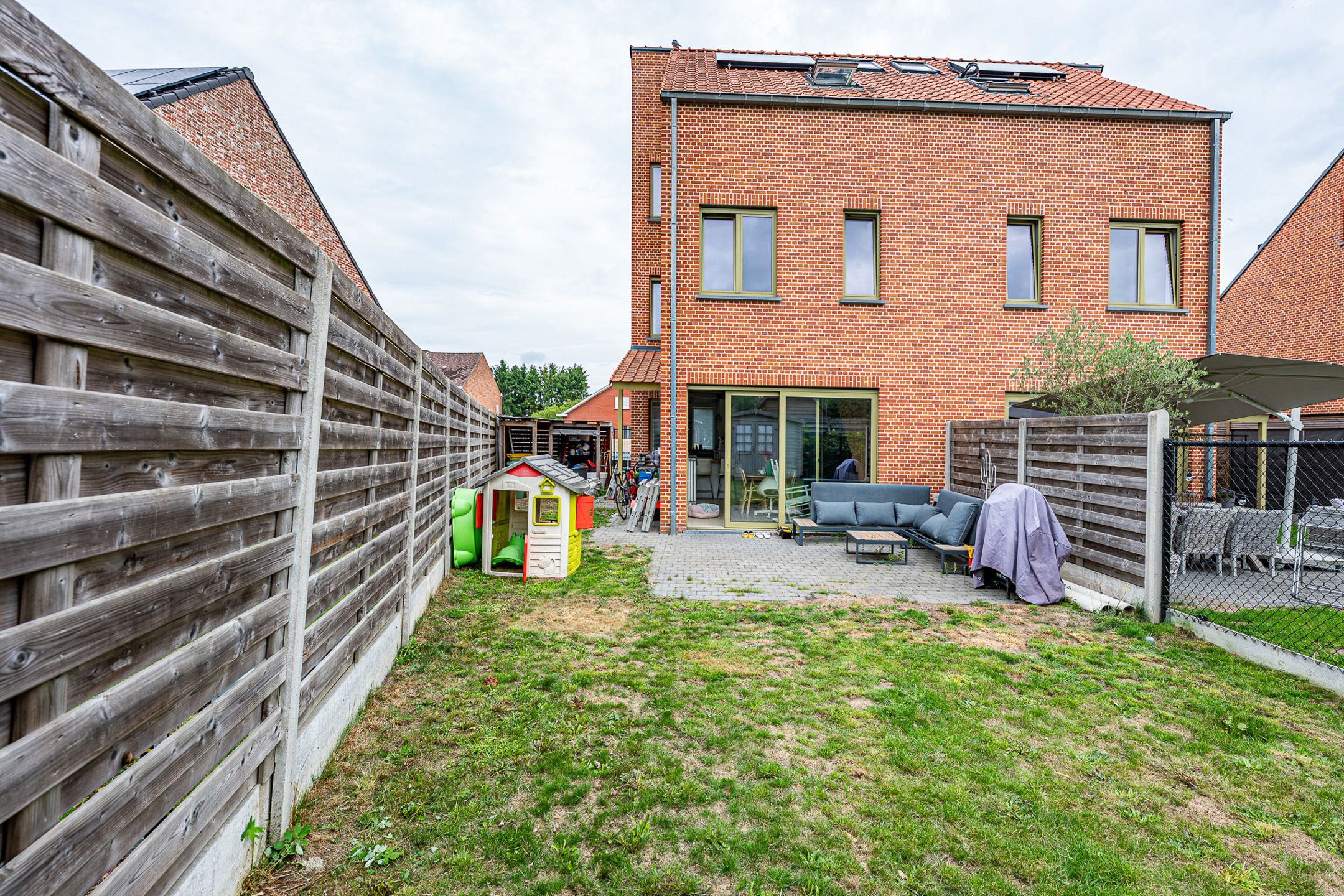 Recente woning in halfopen bebouwing foto 2