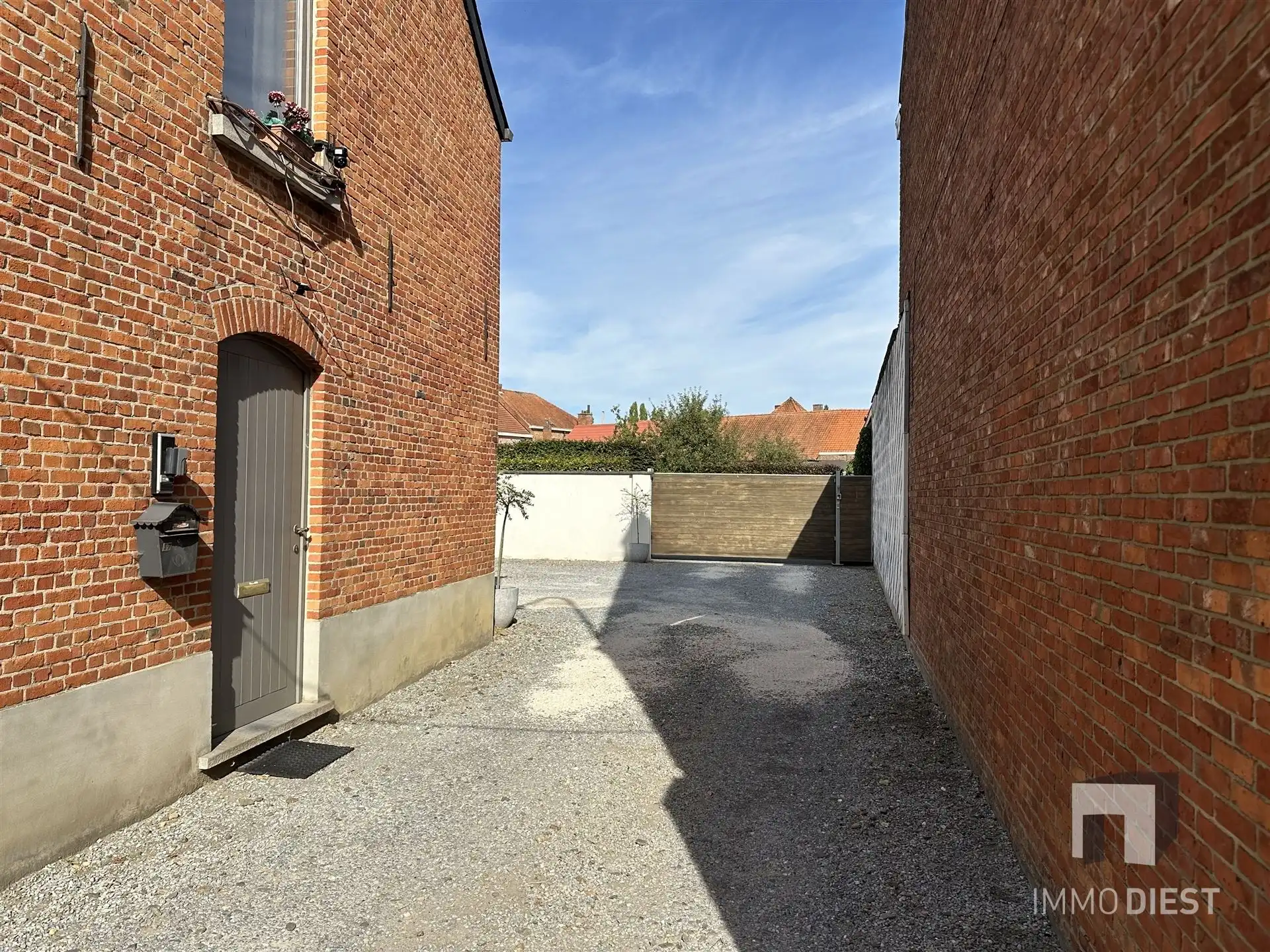 Handelshuis of woning met parking/tuin achteraan foto 16