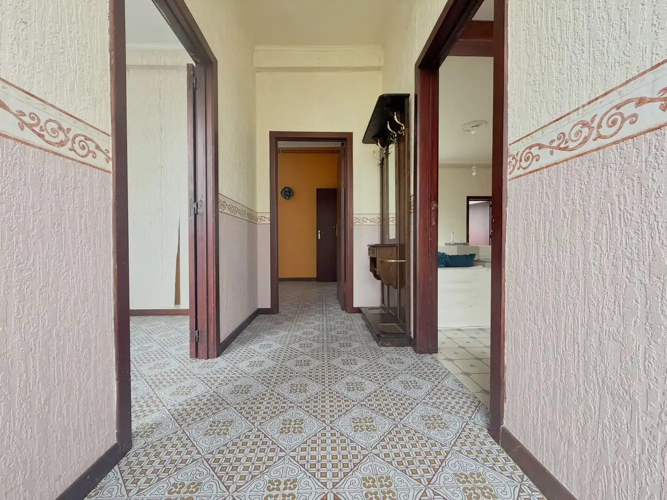 Op te frissen charmente woning op toplocatie in Gits met 3 slpk. foto 2