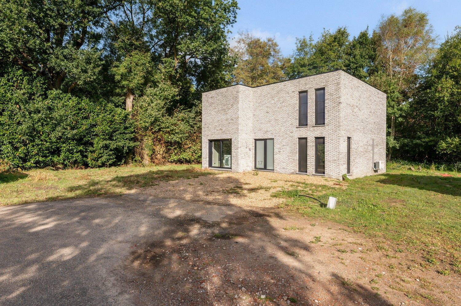 Nieuwe, energiezuinige open bebouwing in doodlopende straat. foto {{pictureIndex}}