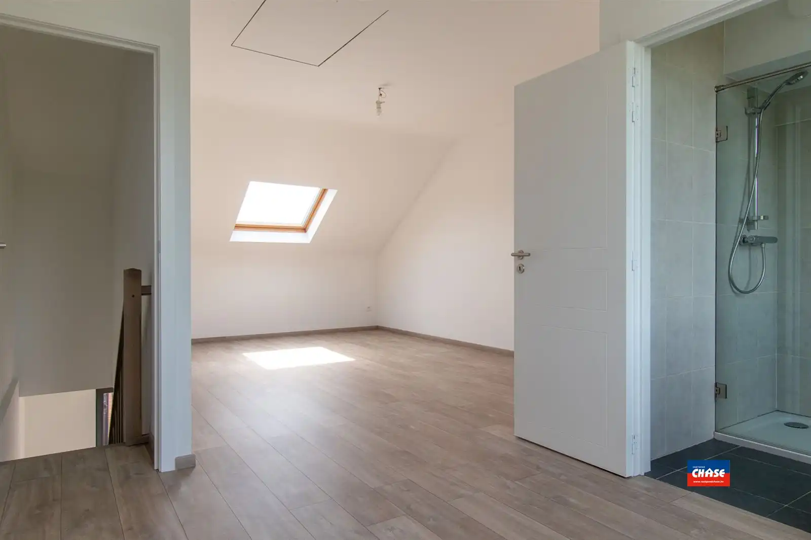 Gerenoveerde rijwoning met 3 slpks en grote tuin foto 22