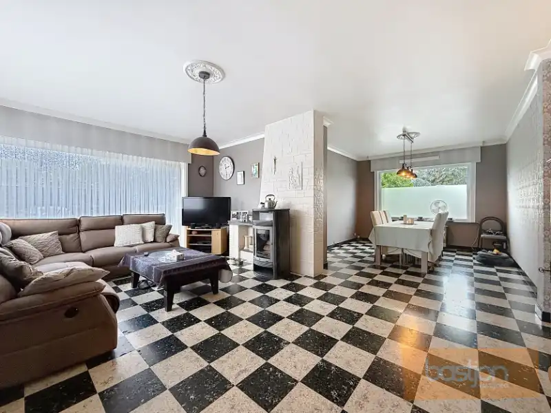 Halfopen bebouwing in rustige, doodlopende straat foto 3