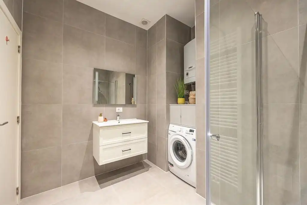 Gerenoveerd gelijkvloers appartement met terras foto 15