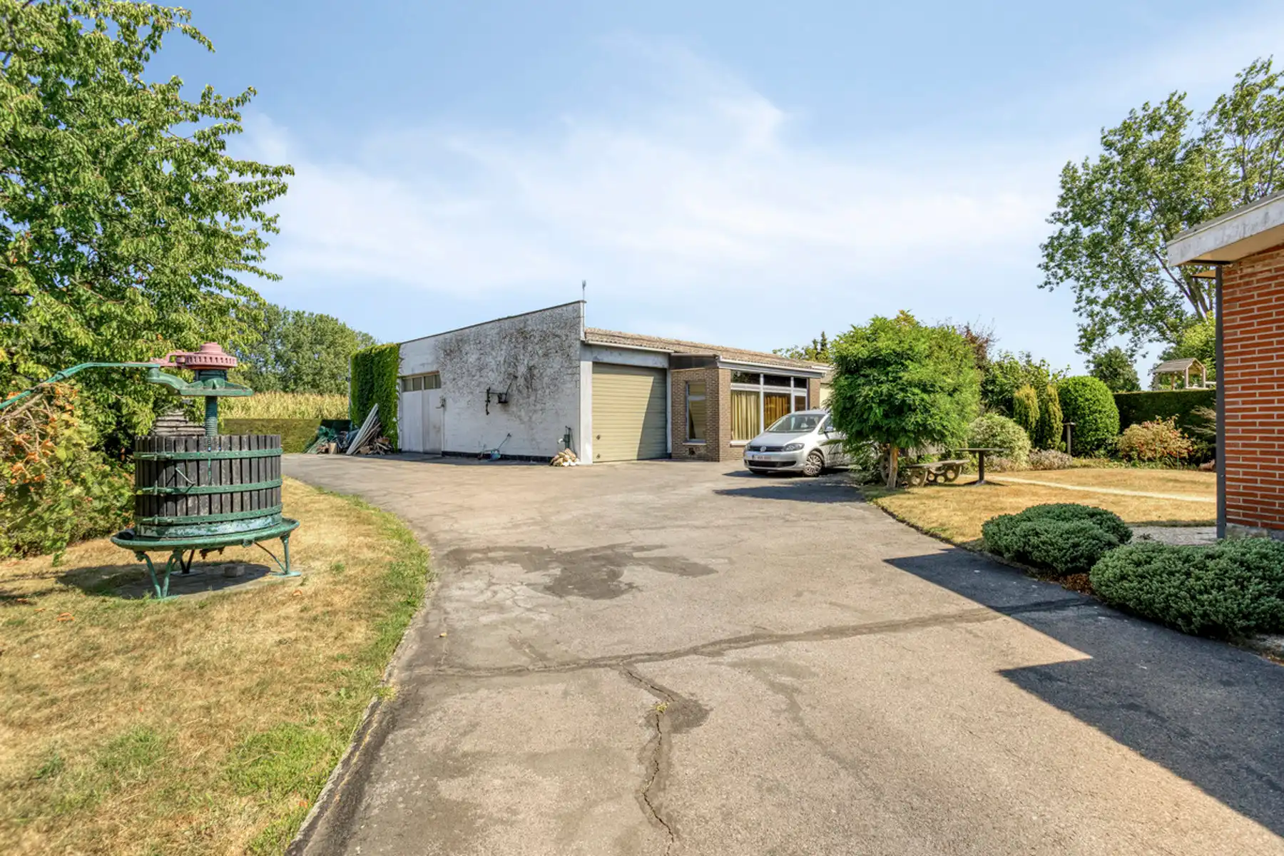 Bungalow (+/- 163 m²) + loods/werkplaats (>400 m²) + oprit foto 5