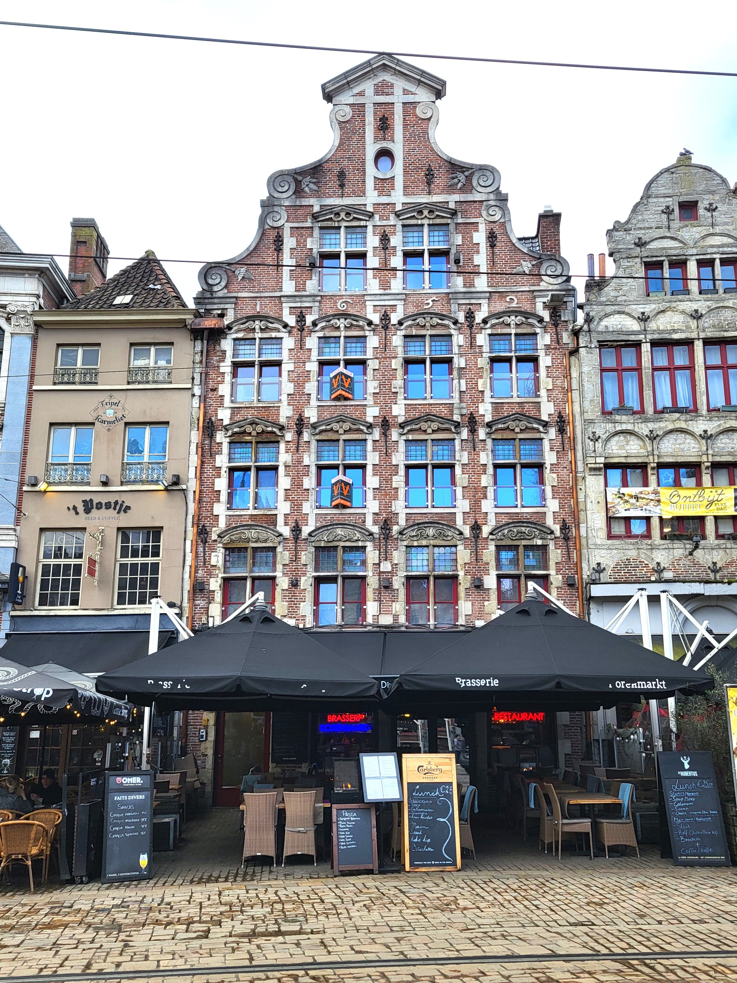 TWEE VRIJ RECENT GERENOVEERDE APPARTEMENTEN IN 2020 MET 1 SLAAPKAMER EN TERRAS, in het centrum van de Stad Gent.  foto {{pictureIndex}}