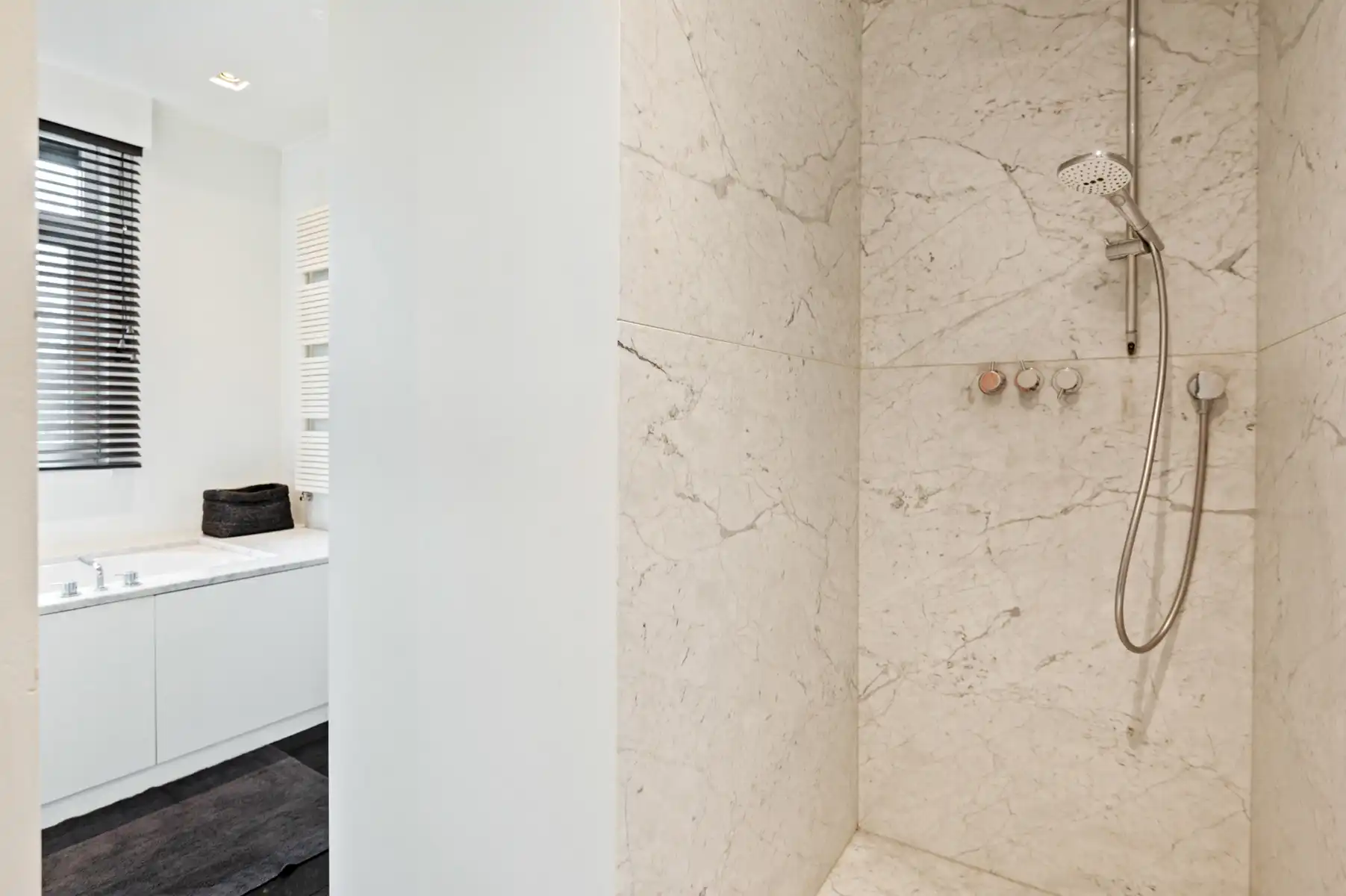 High-end afgewerkte praktijkvilla in het centrum foto 16