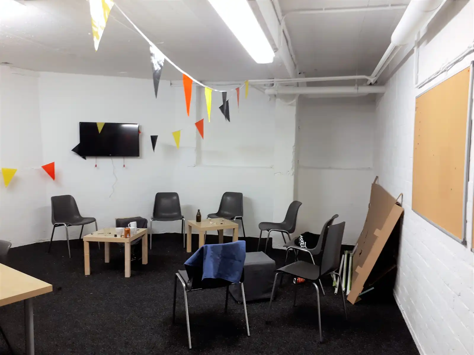 Hoek handelspand op commerciële ligging met veel visibiliteit foto 29