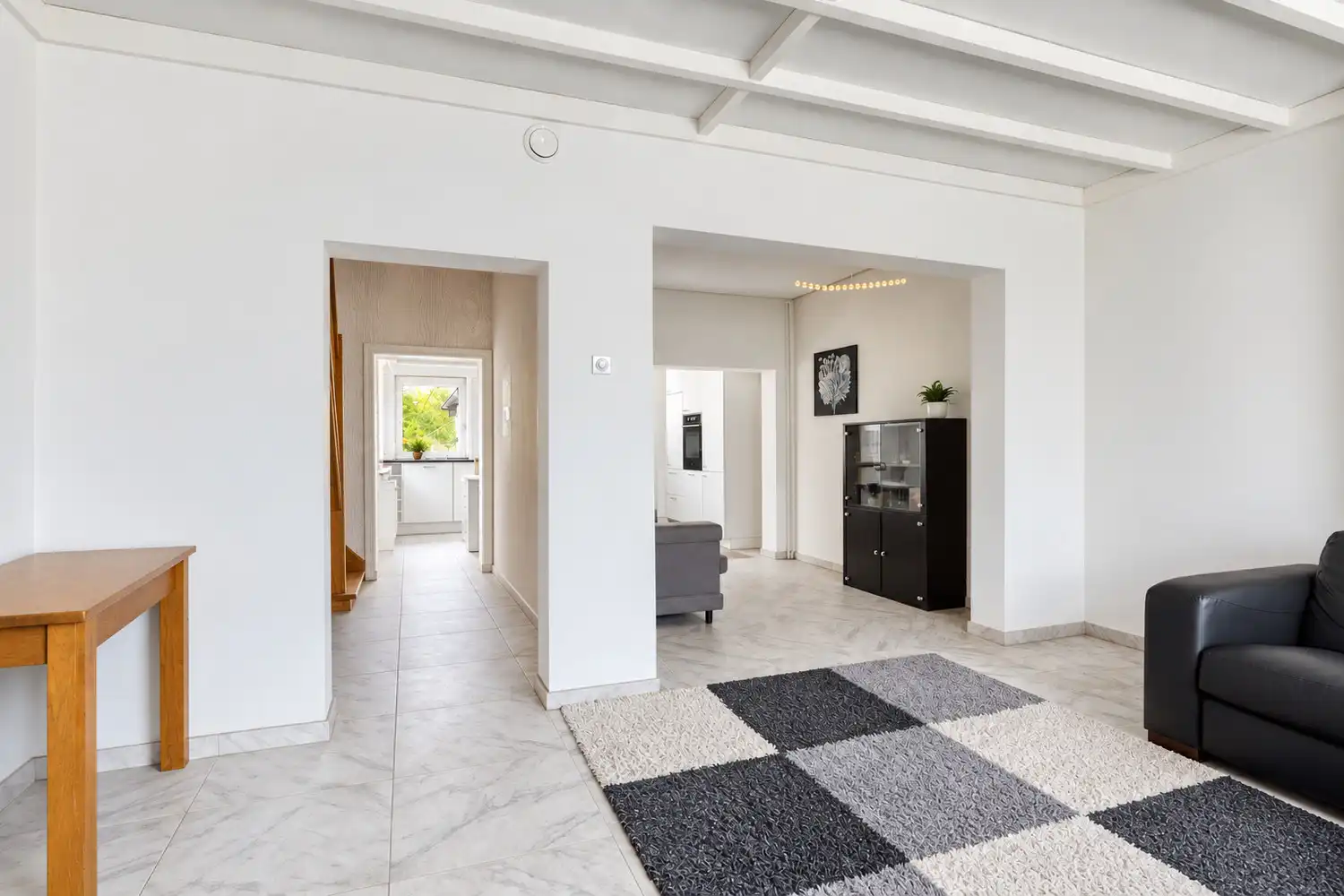 RUIME EN GERENOVEERDE WONING MET 4 SLAAPKAMERS EN WESTGERICHTE TUIN TE HALEN! foto 3
