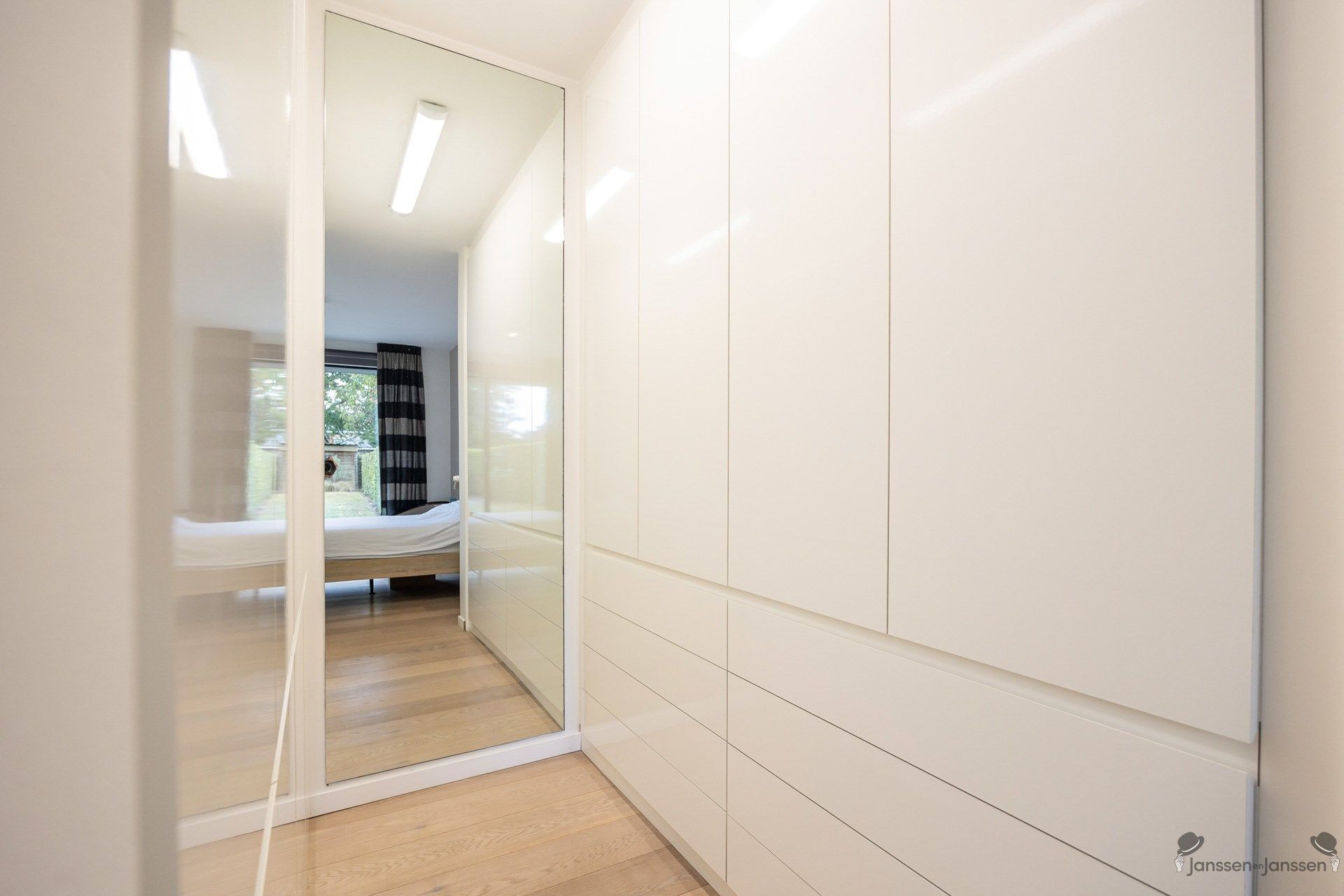 Instapklaar gelijkvloers appartement met tuin en 2 autostaanplaatsen foto 10