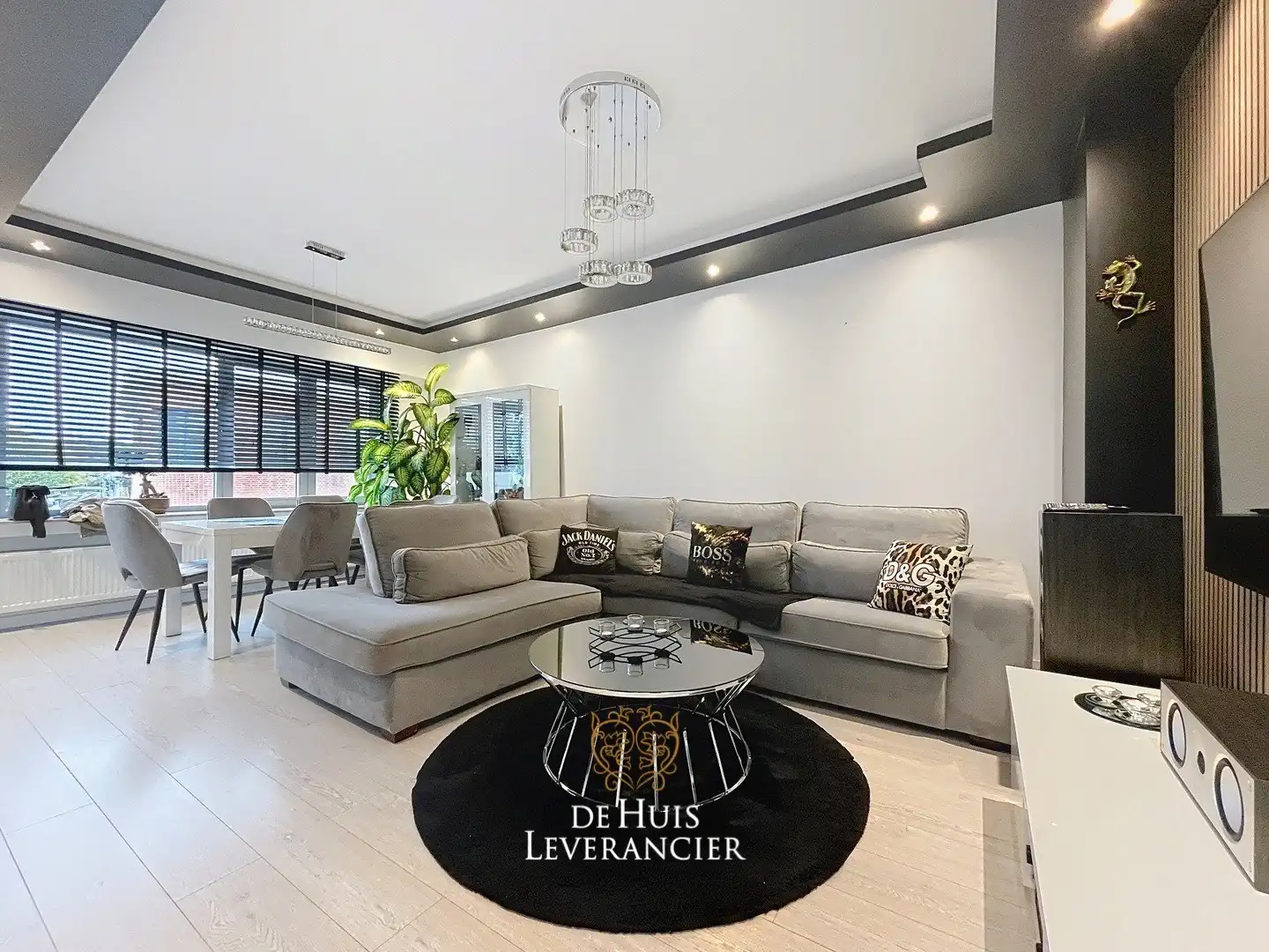 Trendy hi-tech appartement in hartje Edegem te koop foto {{pictureIndex}}