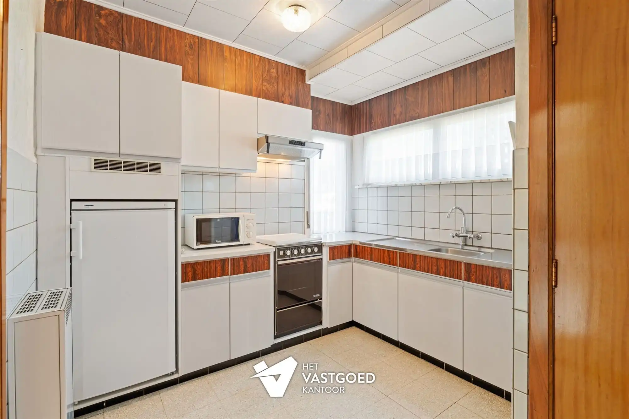 RUIME, STATIGE WONING OP GROENE LIGGING MET RUIM PERCEEL foto 8
