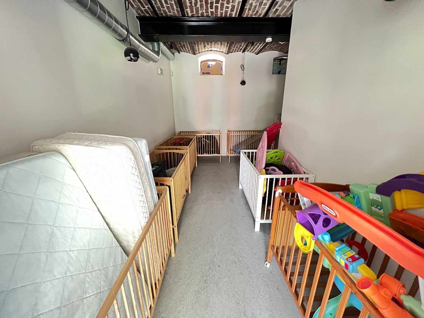 Goed gelegen recente en energiezuinige handelsruimte/kantoorruimte (voorheen kindercrèche) foto 7