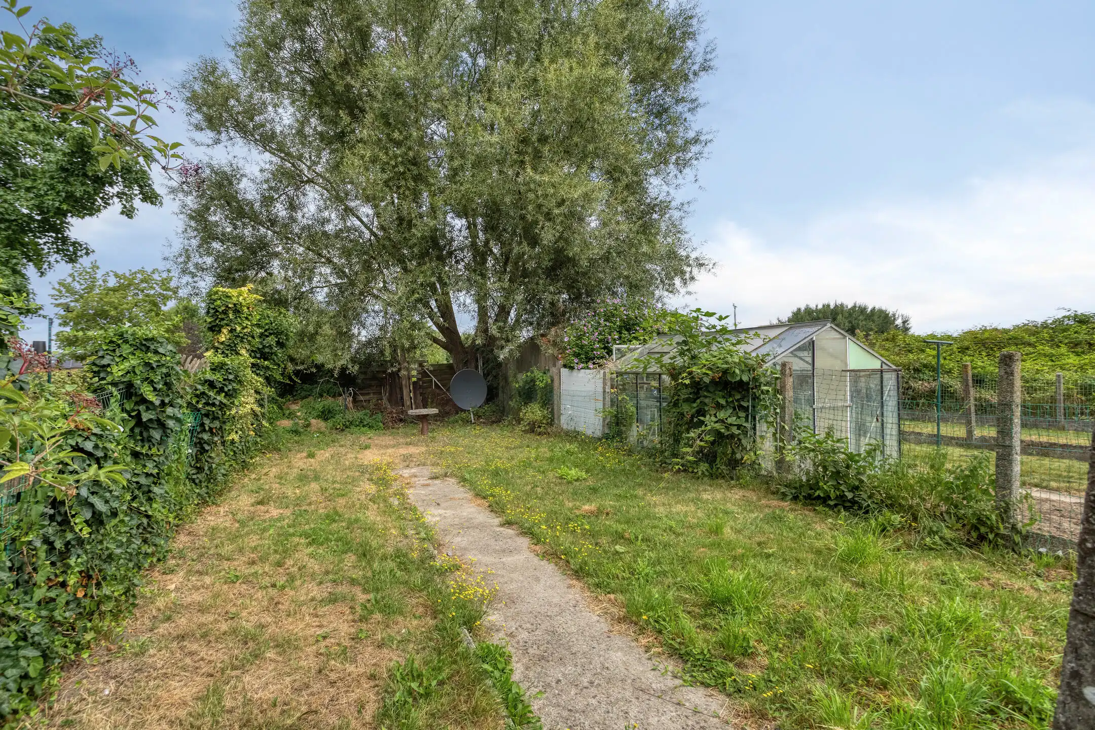 Ruime rijwoning met 4 slaapkamers en renovatiepotentieel foto 18