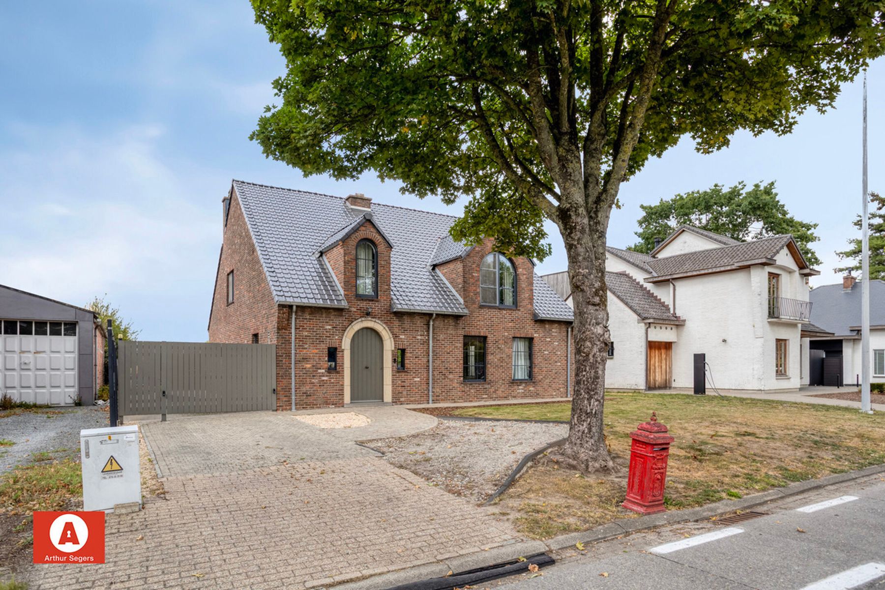 Instapklare open bebouwing met garage op centrale ligging foto {{pictureIndex}}