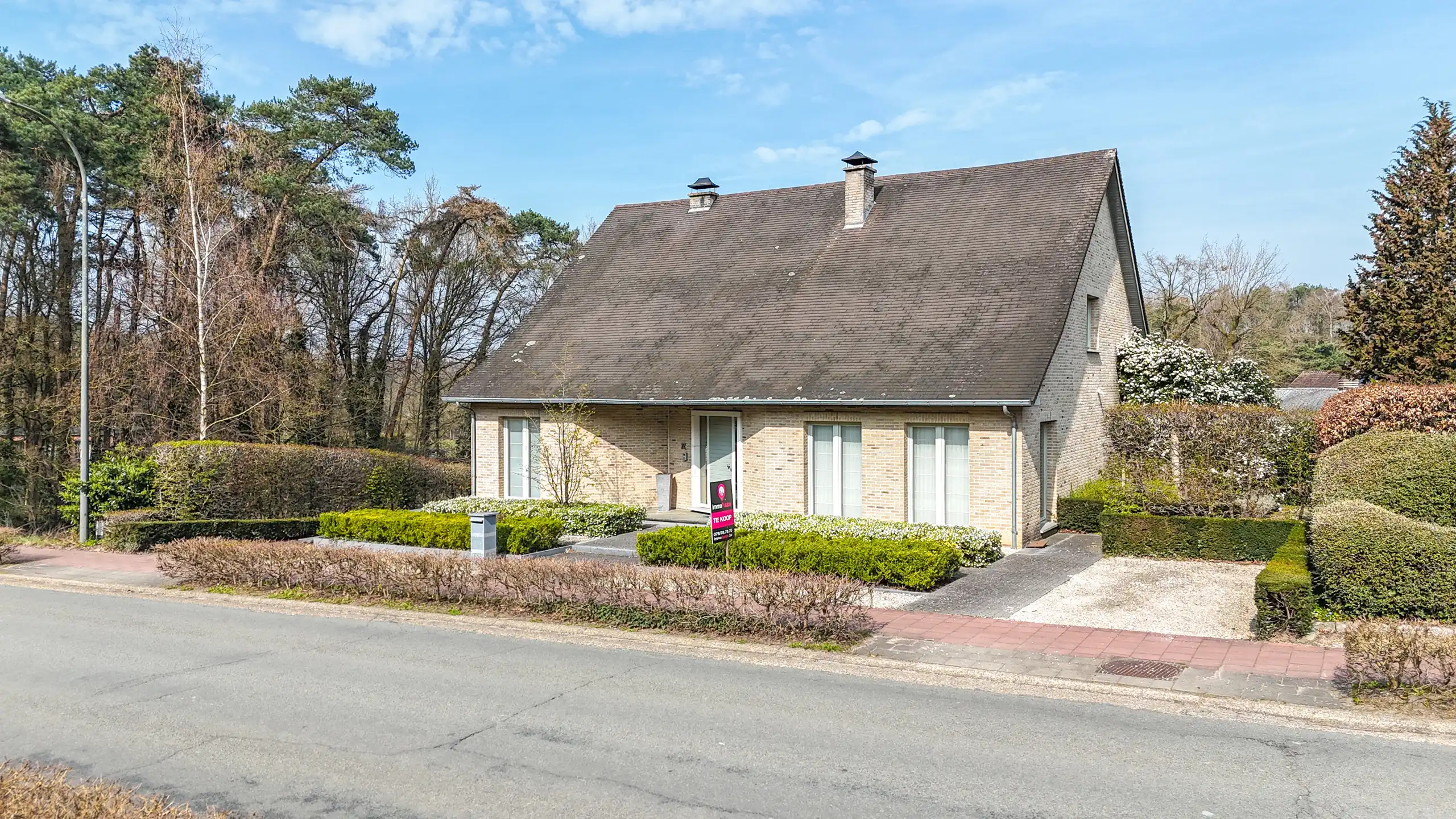 Hoog afgewerkte woning met 4 slpkms en kelder op 6are ! foto {{pictureIndex}}