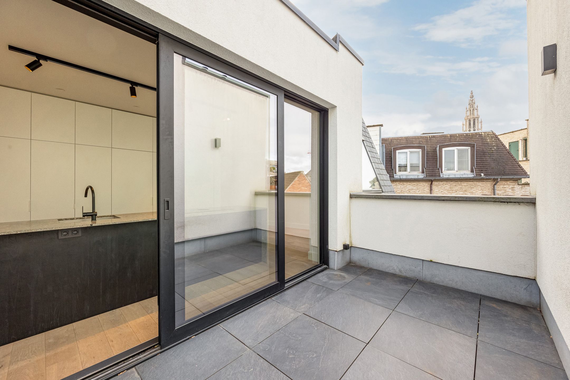 Penthouse met dakterras en kathedraalzicht op toplocatie foto {{pictureIndex}}