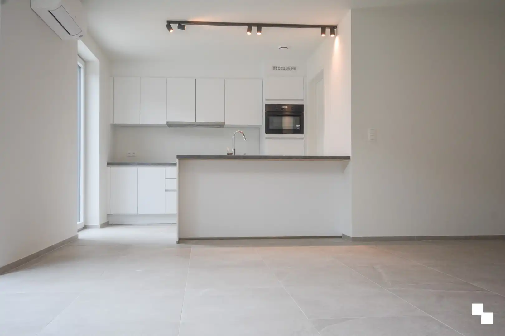 Volledig afgewerkte nieuwbouwwoning met carport te Sleihage foto 5
