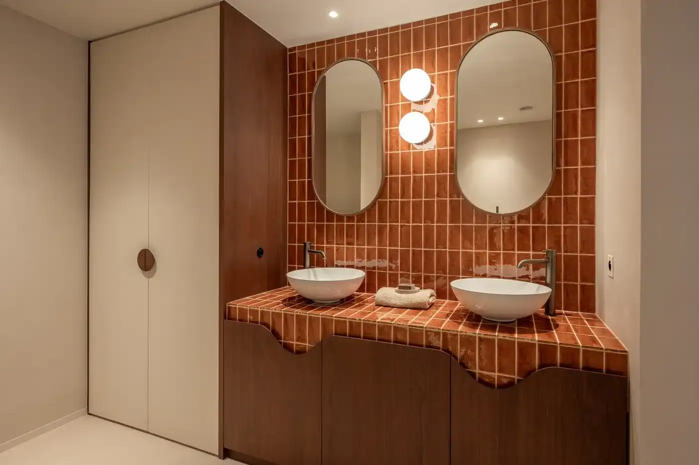 Exclusief gerenoveerd appartement met frontaal zeezicht op toplocatie in het Zoute foto 17