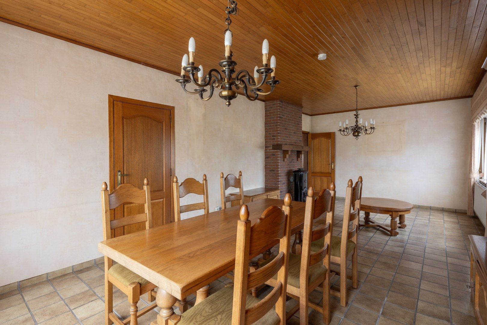 Deze ruime, te renoveren woning wordt verkocht. foto 4