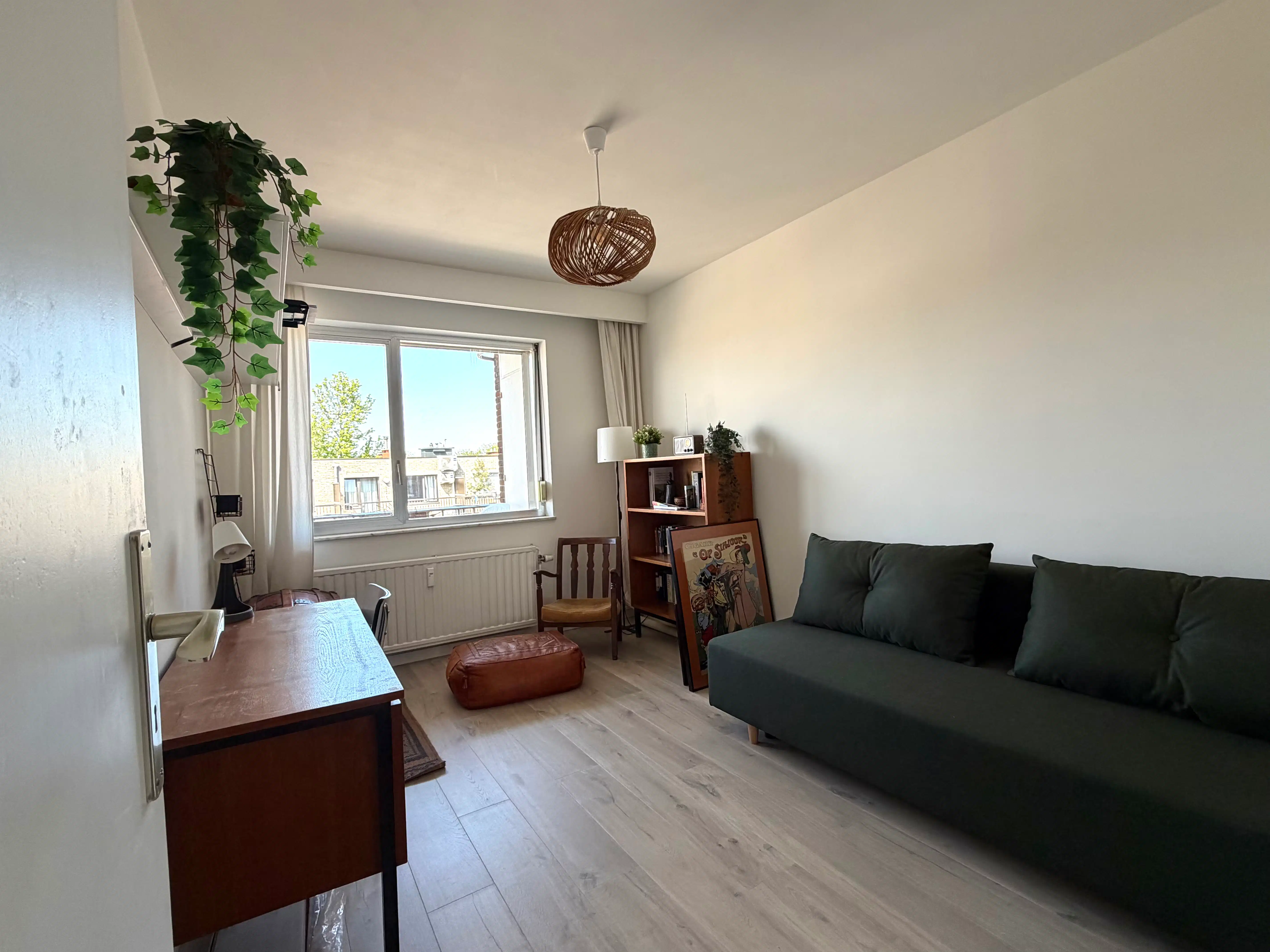 Ruim en gemeubeld 2-slpk app met terras en garagebox foto 5