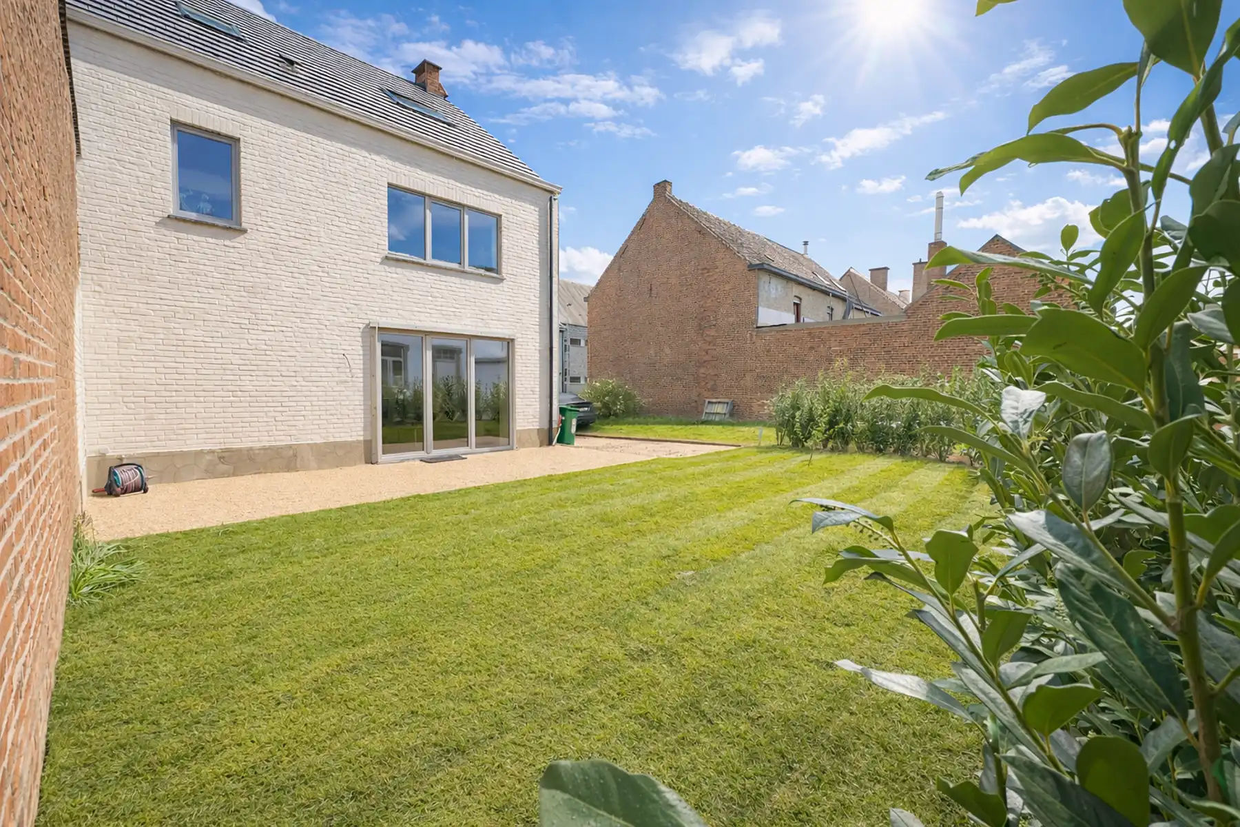 Ruime halfopen bebouwing met 3 slaapkamers en 2 badkamers foto 2