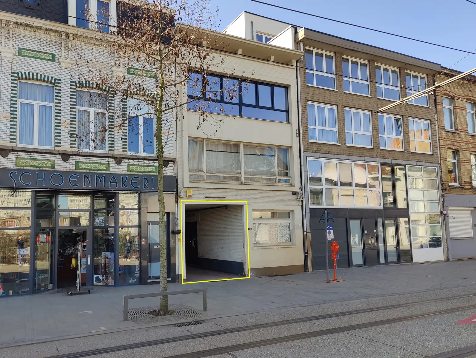 Ruime opslagplaats van  ca. 1.100m². foto 2