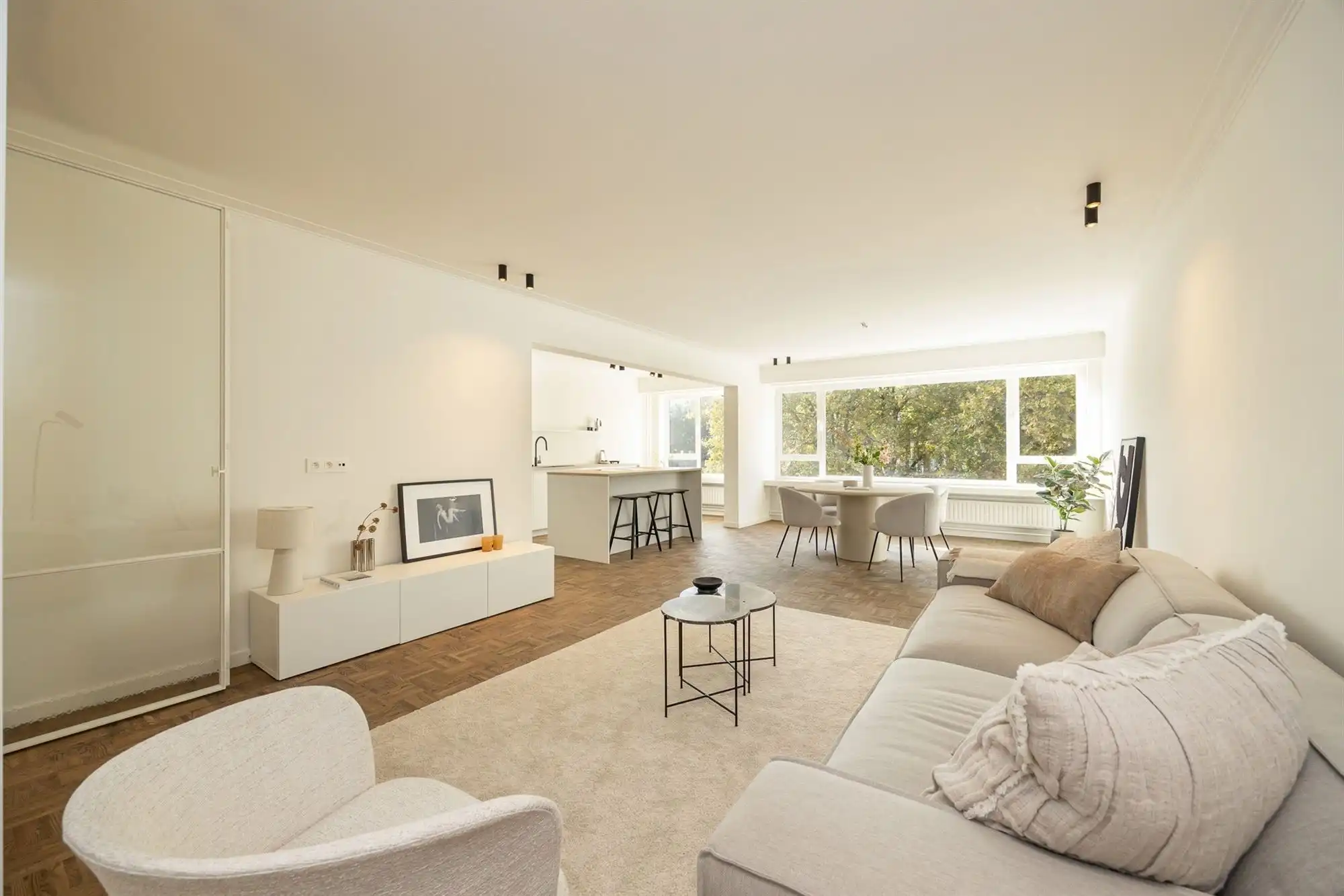 Gerenoveerd appartement met drie slaapkamers en terras foto {{pictureIndex}}