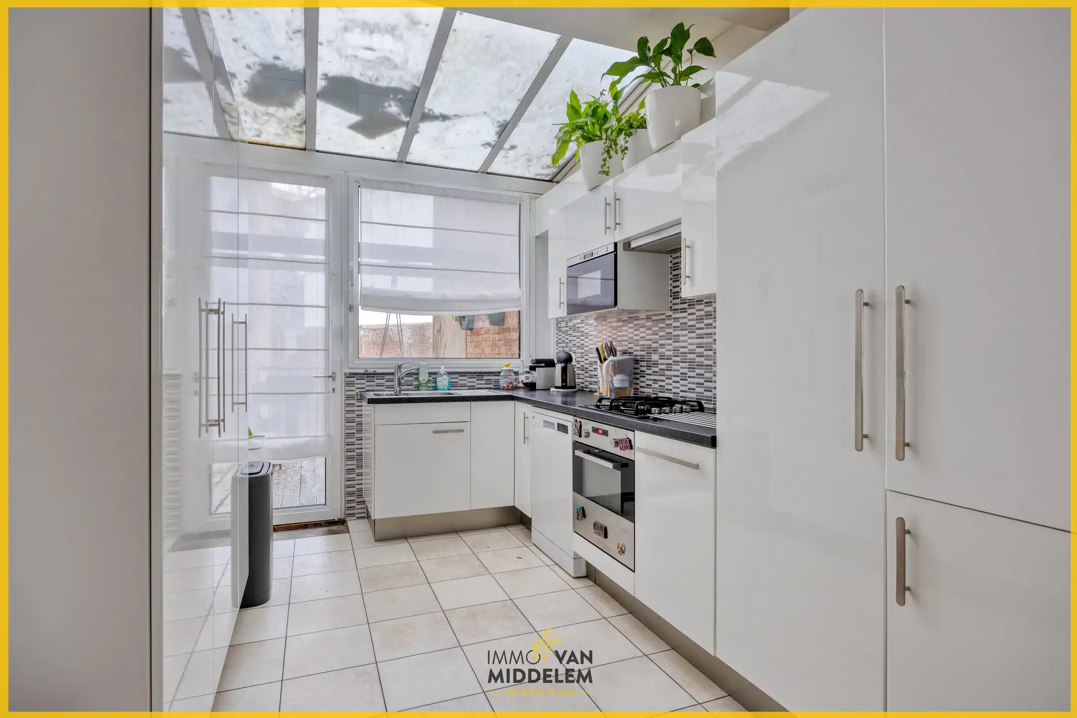 APPARTEMENT MET 2 KAMERS, TERRAS, TUIN EN GARAGE foto 4