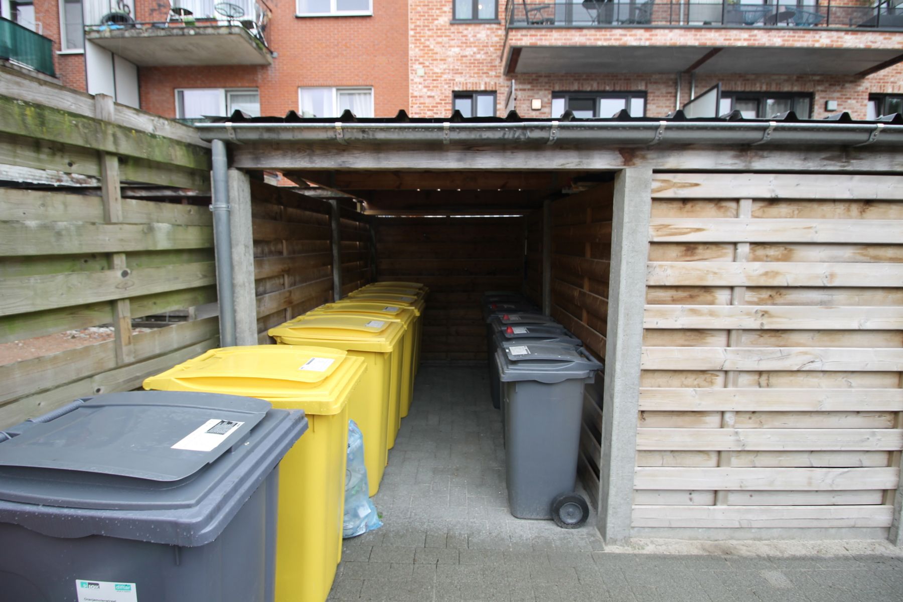 Een appartement op de eerste verdieping rechts met 2 slaapkamers, lift, terras en carport foto 16