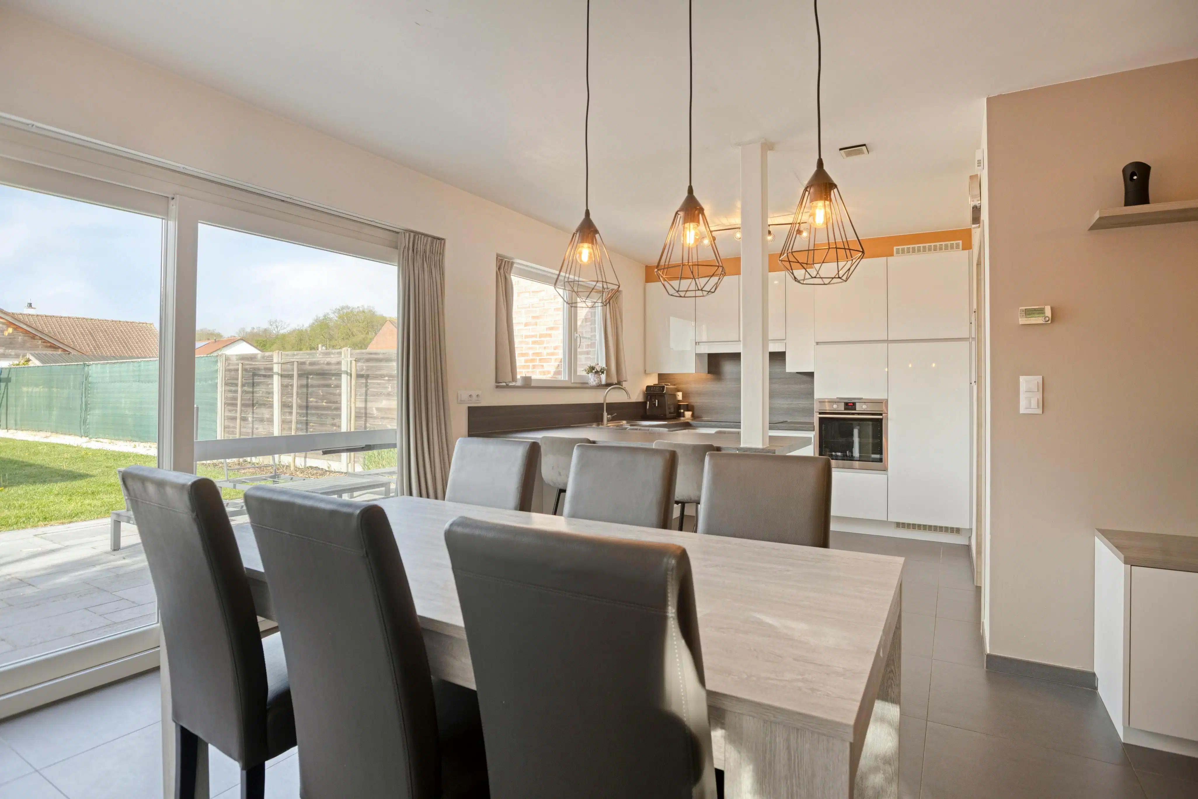 Halfopen huis te koop in Ieper met 3 kamers, garage en tuin foto 10