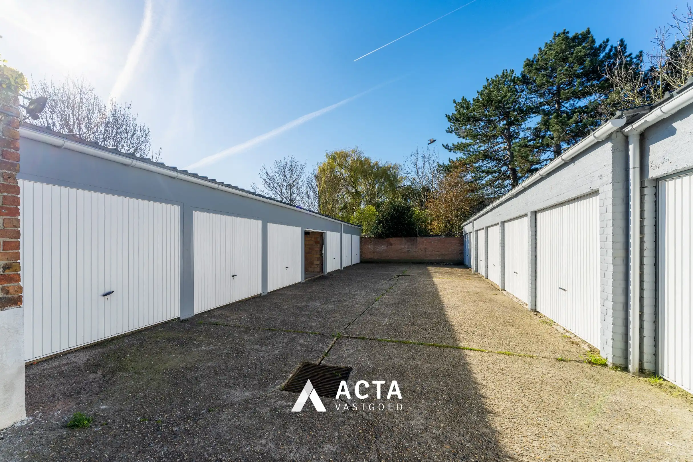 Garagecomplex met garageboxen en standplaats foto {{pictureIndex}}