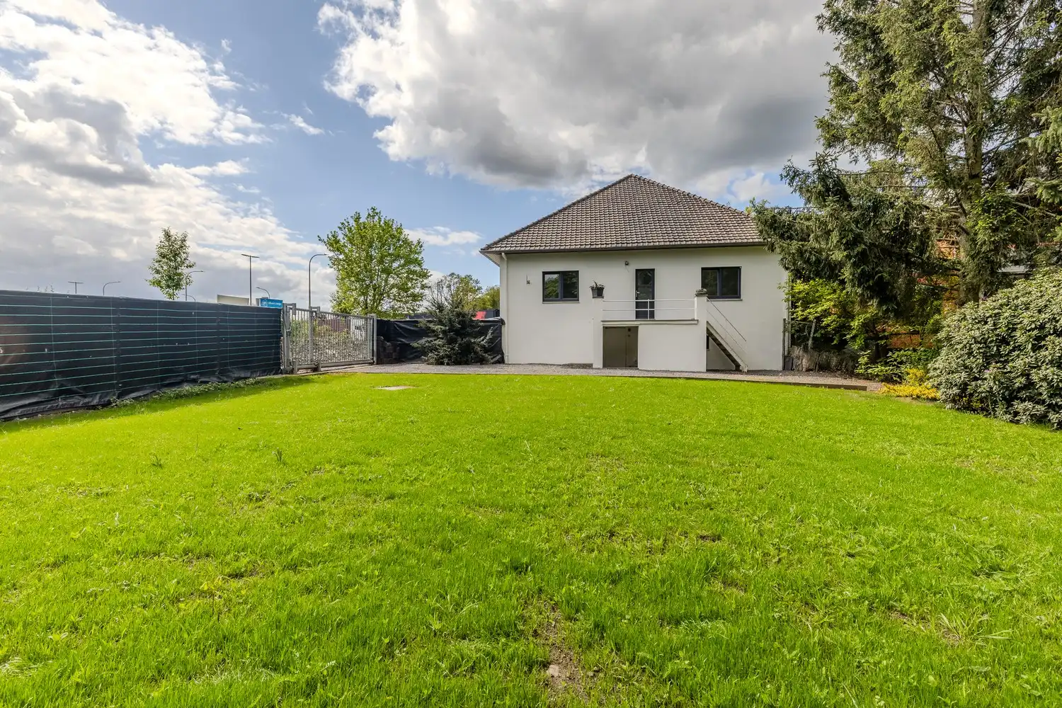 Instapklare woning op een perceel van ruim 8 are met gezellige tuin op een strategische ligging nabij alle voorzieningen foto 2