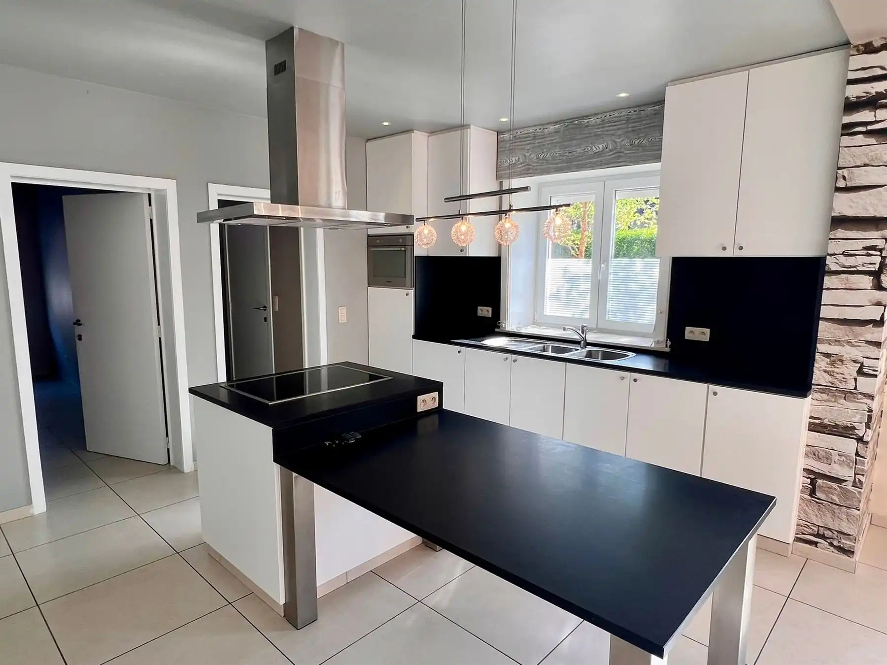 Gerenoveerde woning met 3 slaapkamers en tuin foto 2
