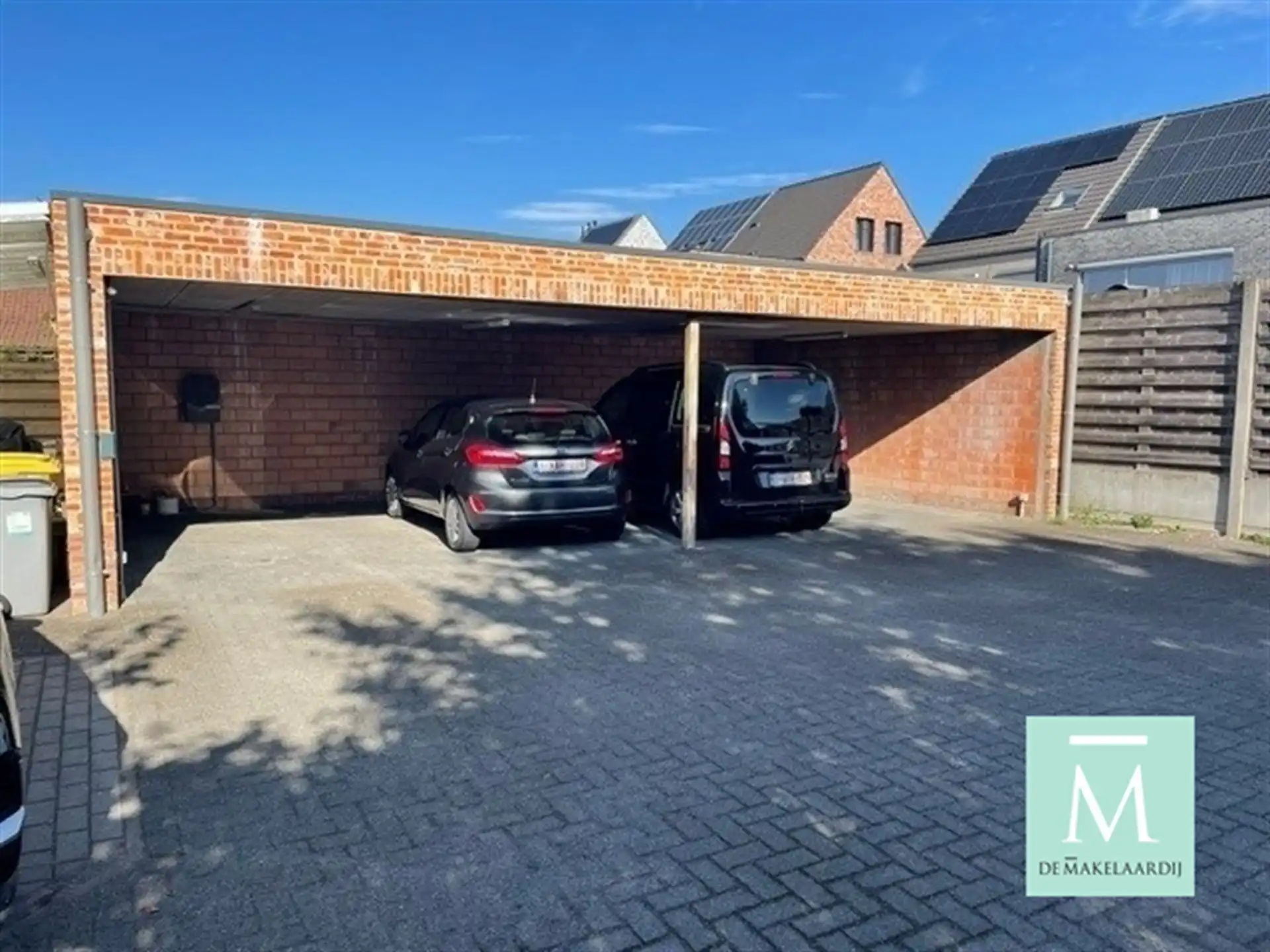 Uiterst verzorgd gelijkvloers 2-slaapkamer appartement, ruim terras met tuin en carport! foto 11